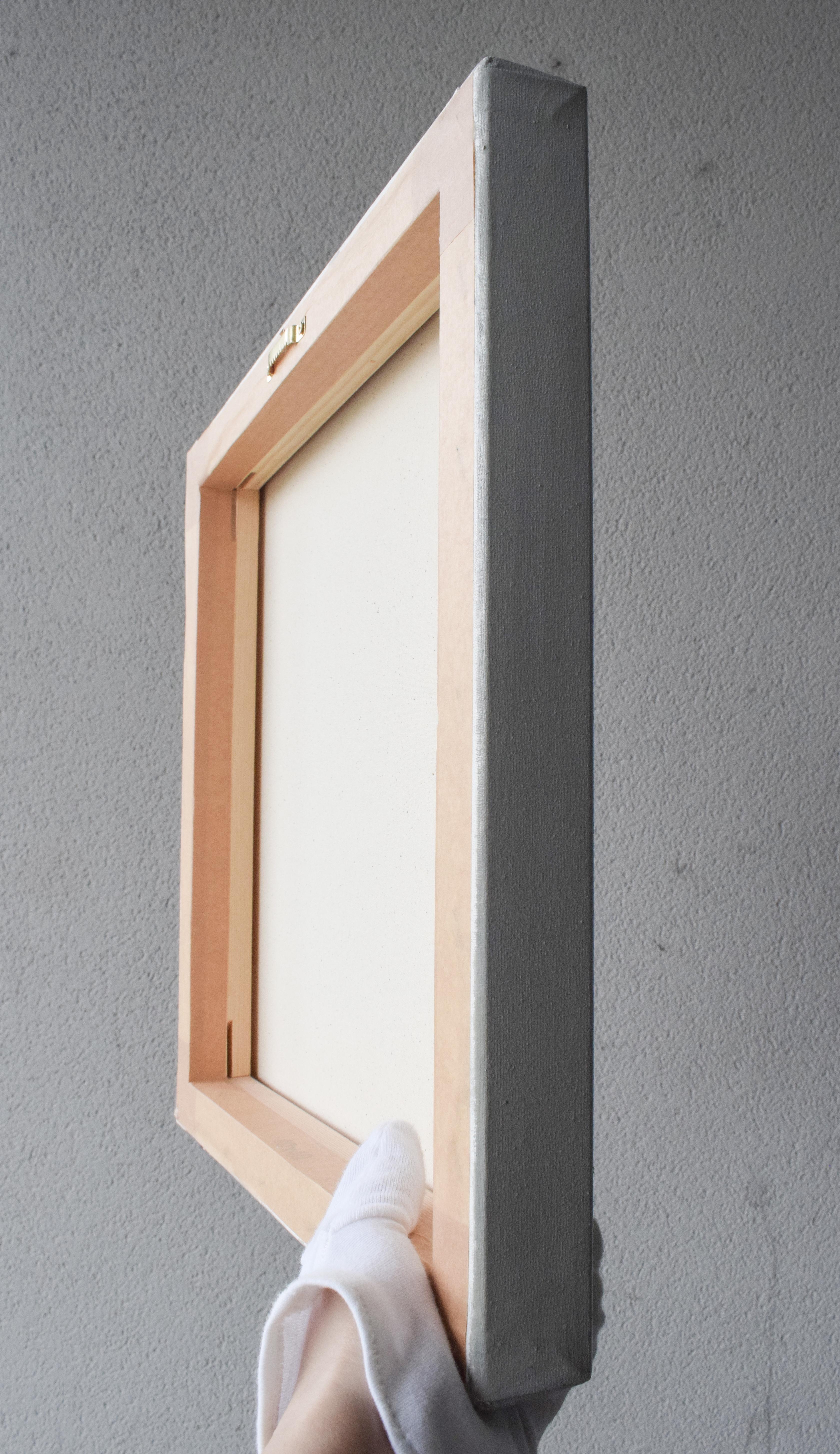 Minimalistisches Pop-Art-Ölgemälde - Weißes aufgeblasenes Kondom mit weichen Reflektionen (Grau), Figurative Painting, von María Magán