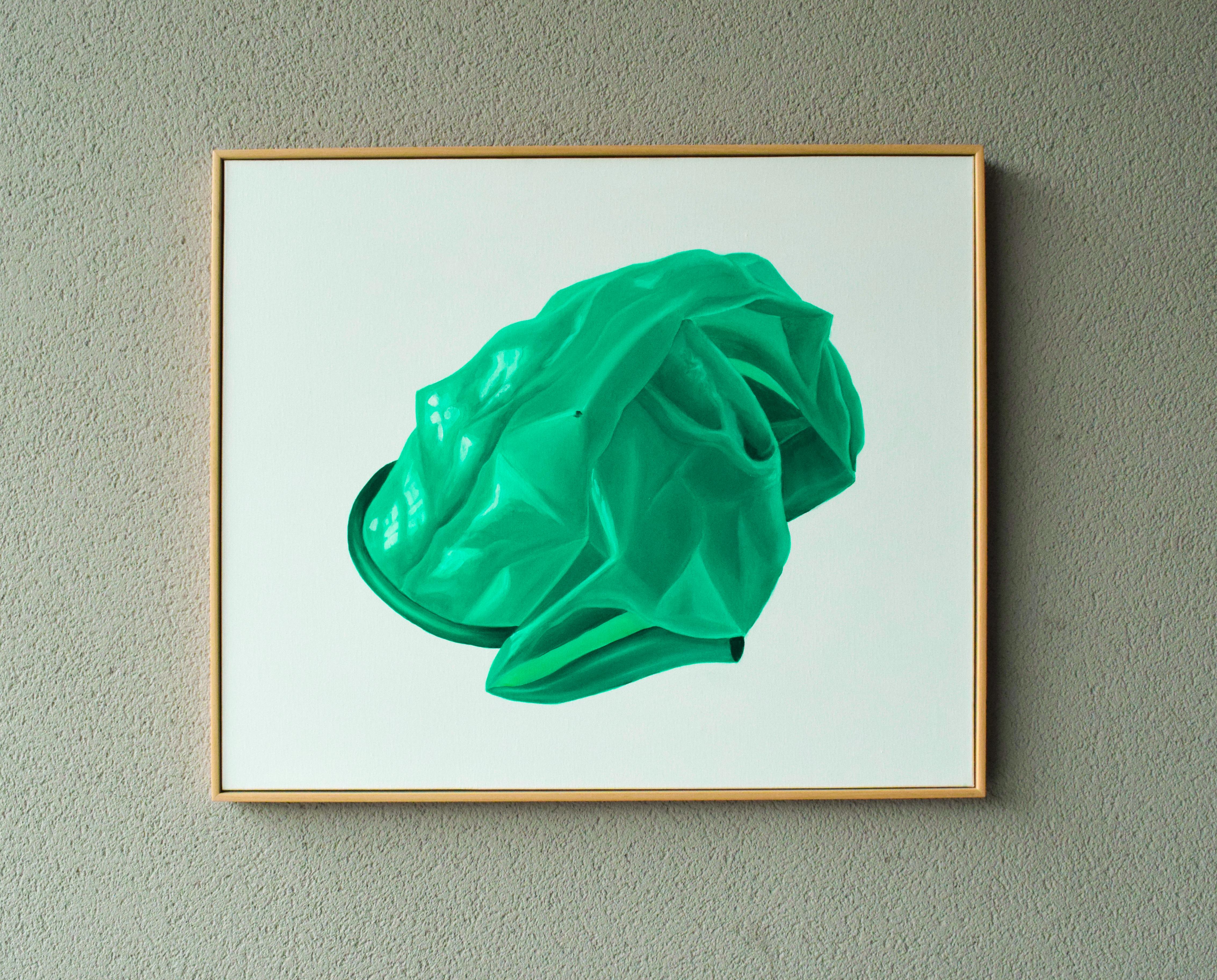 Mint Gum è un dipinto pop contemporaneo in acrilico che reimmagina un preservativo usato come un pezzo di gomma verde masticato, piegato, lucido e isolato su una tela bianca. Quest'opera appartiene alla serie Chicles di María Magán, che esplora