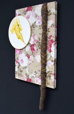 Mixed Media Wand Komposition mit Stickerei Hoop und Stoff Schwanz auf floralen Rücken