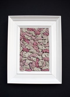 Rilievo murale incorniciato in rosa e grigio con forme gengivali rifuse in silicone dentale