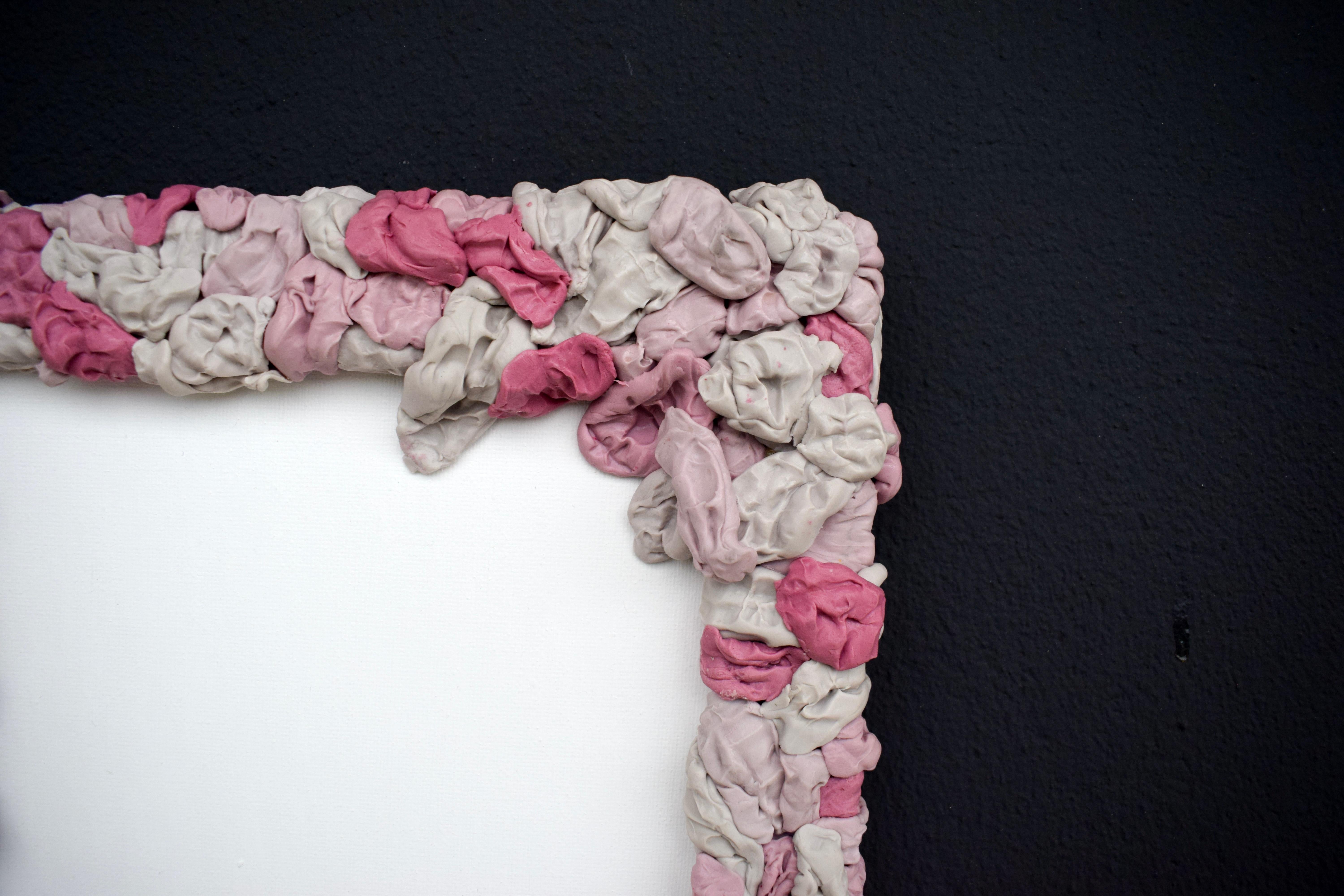 Diese konzeptionelle Wandskulptur von María Magán zeigt einen Rand, der vollständig mit handgeformten Kaugummiformen in abwechselnden Tönen von zartem Grau, Erdbeerrosa und staubigem Rosa bedeckt ist. Diese aus Polyvinylsilikon gegossenen Formen,