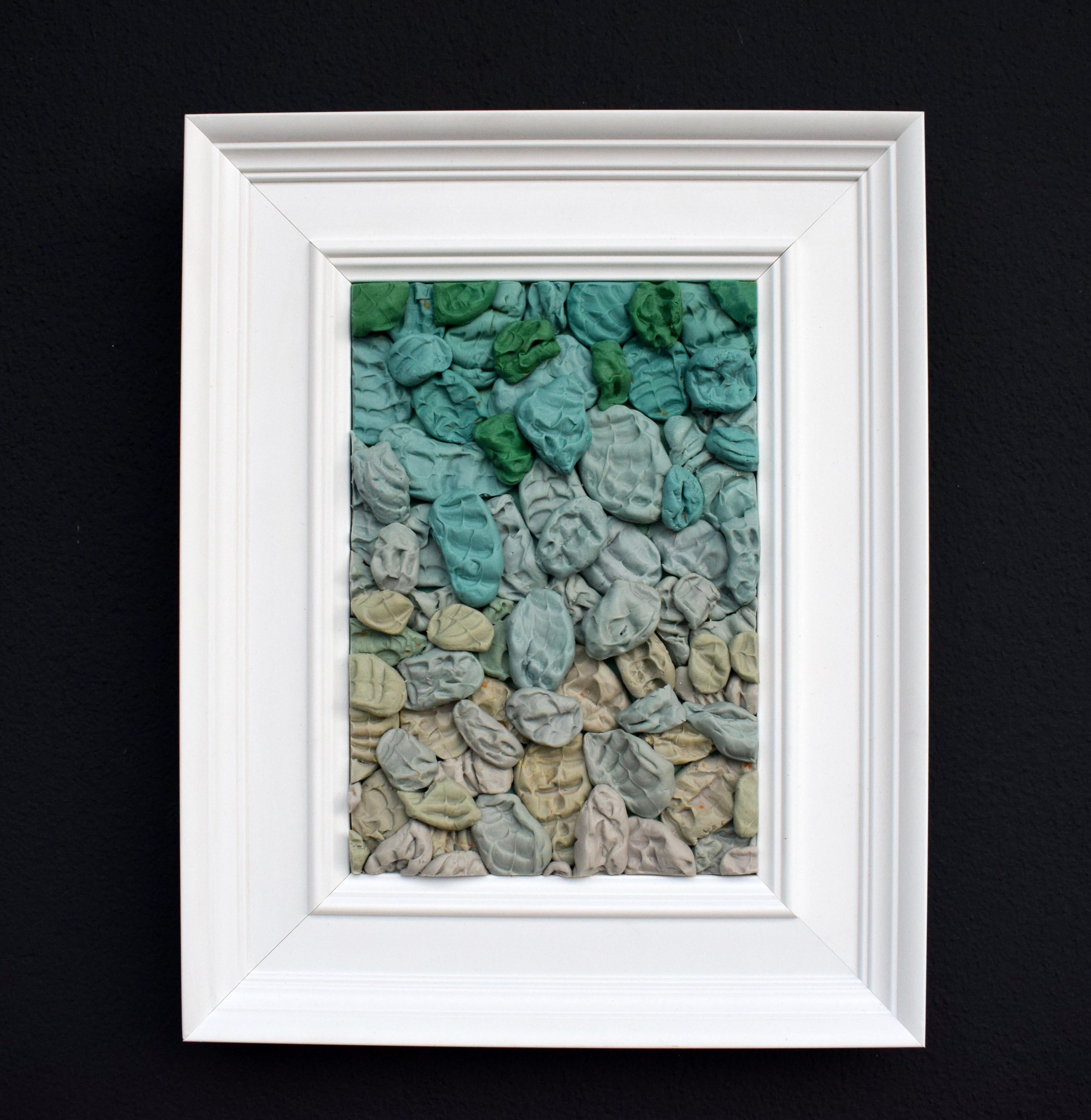 Escultura Pop de Pared con Formas de Chicle Verde Menta en Marco de Madera Blanco - Mixed Media Art Contemporáneo de María Magán