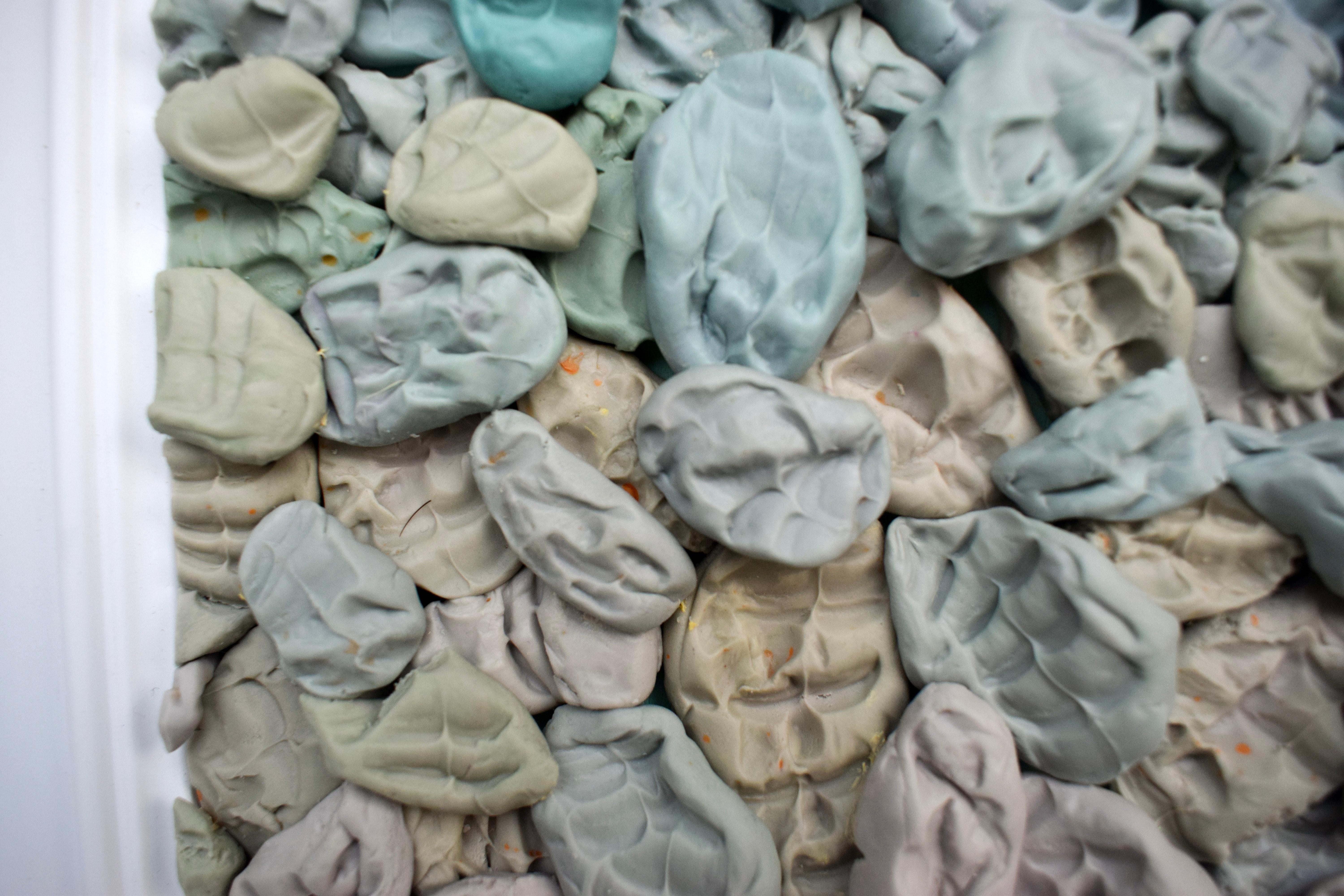 Escultura Pop de Pared con Formas de Chicle Verde Menta en Marco de Madera Blanco en venta 1