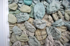 Sculpture murale pop avec formes de chewing-gum vert menthe dans un cadre en Wood Wood blanc