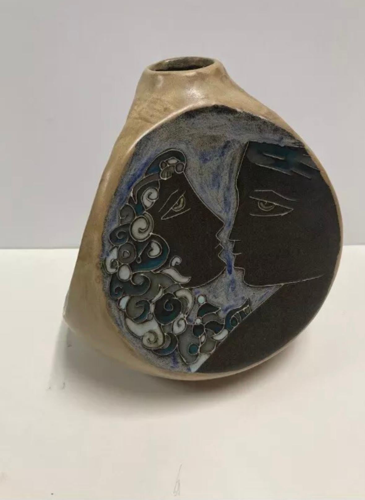 This is an Design by Mara Mexico Pottery Stoneware 500 made. In excellent shape measures 9x8