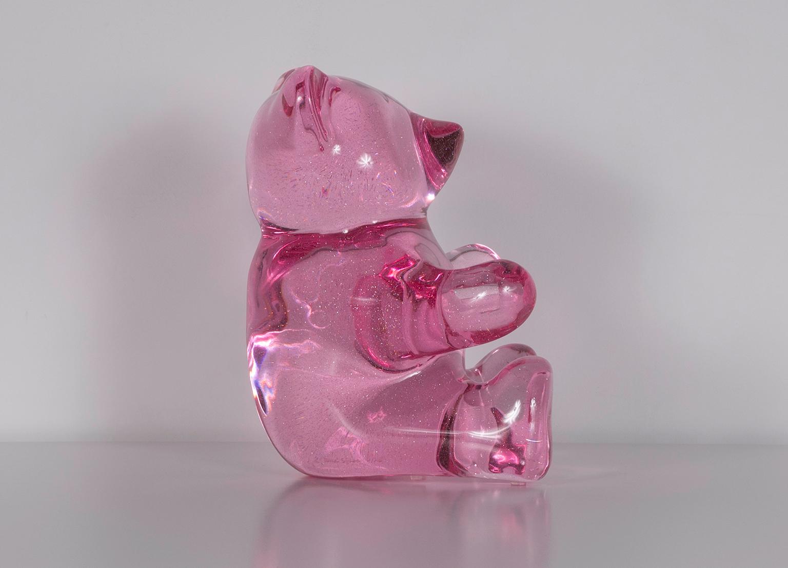 „Teddy Bear (Hot Pink with Sparkles)“-Skulptur aus Acryl mit funkelndem Skulptur – Sculpture von Mara Sfara