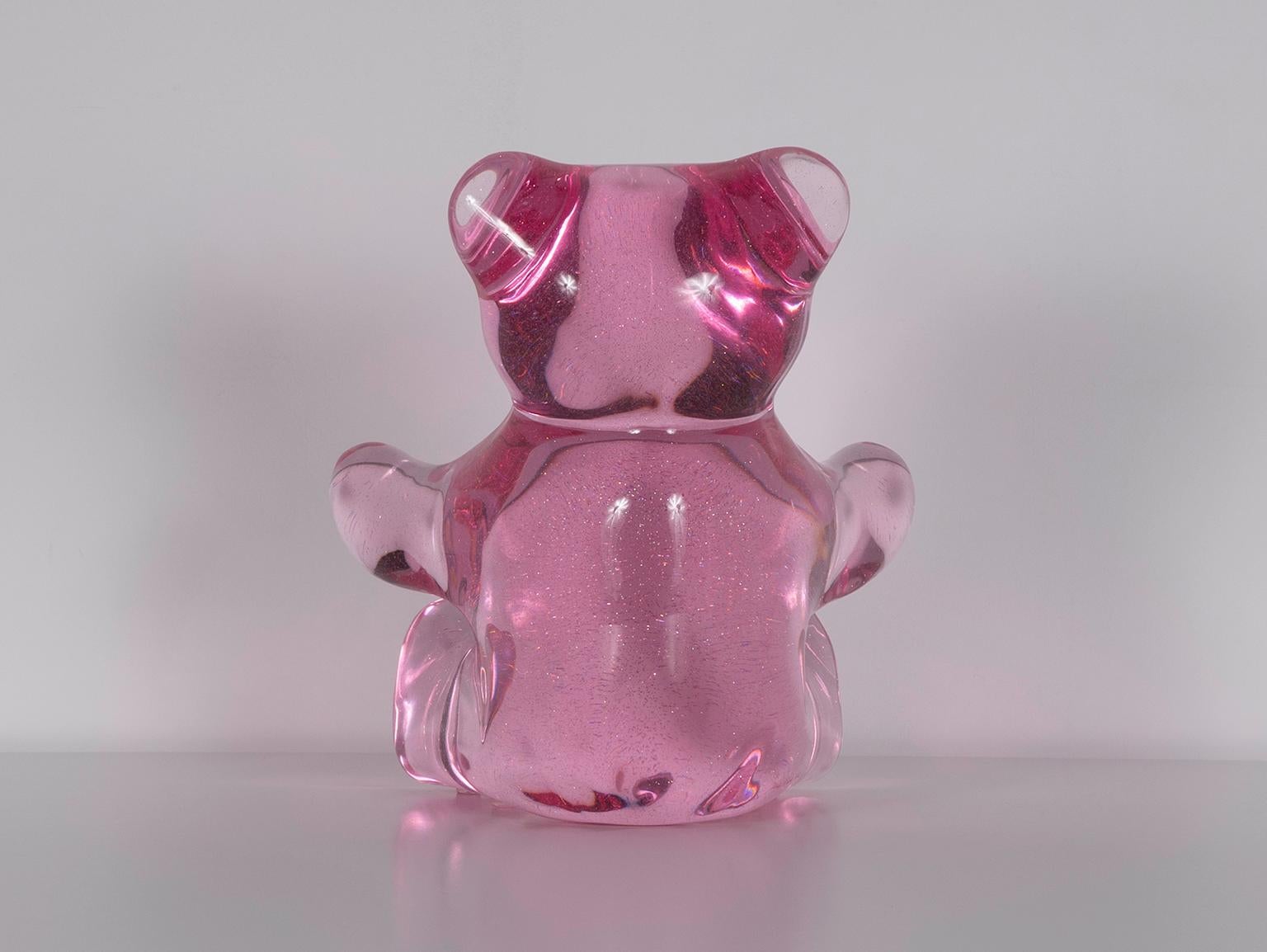 „Teddy Bear (Hot Pink with Sparkles)“-Skulptur aus Acryl mit funkelndem Skulptur (Zeitgenössisch), Sculpture, von Mara Sfara