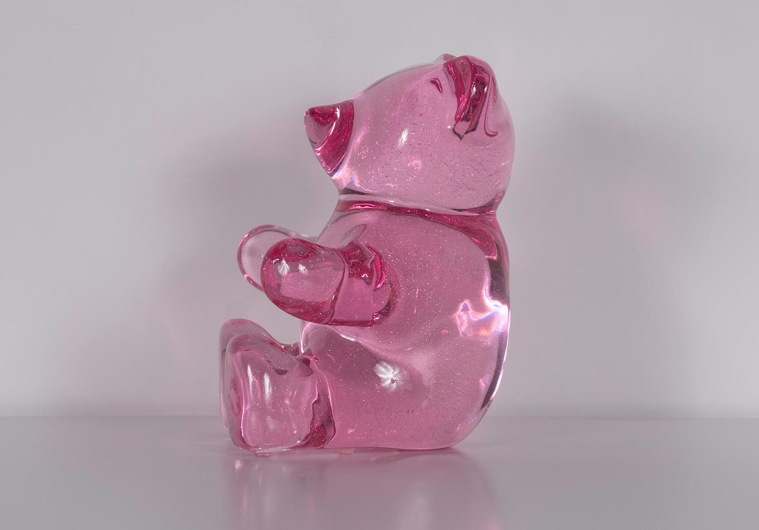 „Teddy Bear (Hot Pink with Sparkles)“-Skulptur aus Acryl mit funkelndem Skulptur (Grau), Still-Life Sculpture, von Mara Sfara