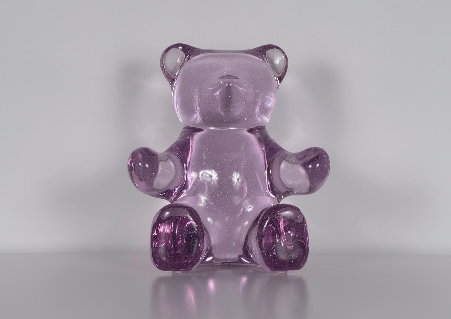 „Teddy Bear (Purple with Sparkles)“ Skulptur aus Lucite-Acryl mit funkelndem Skulptur aus Guss