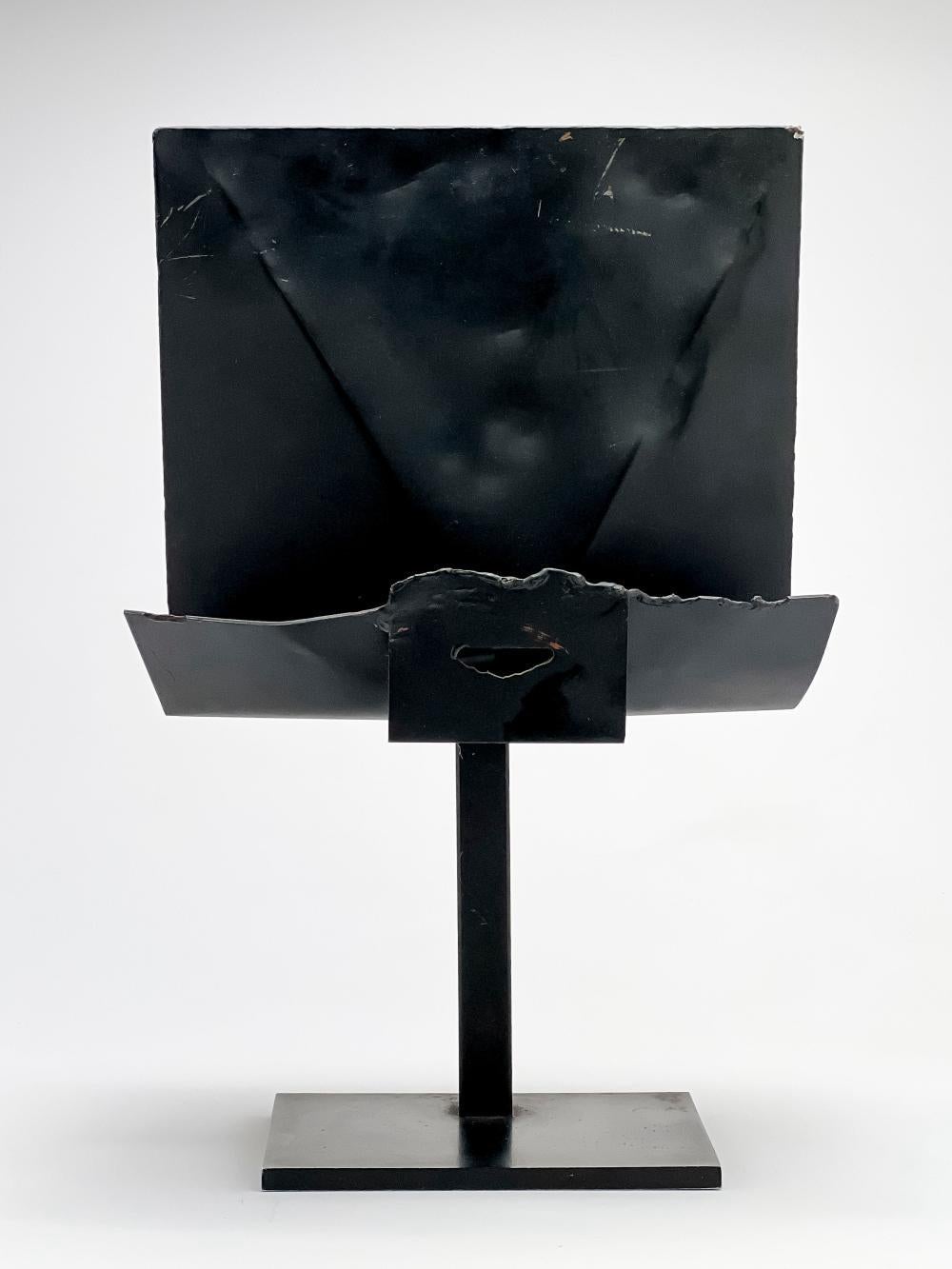 Argentinische Metallskulptur aus dem Jahr 1982 „Serie De Los Sobres“ Maria Simon – Sculpture von María Simón