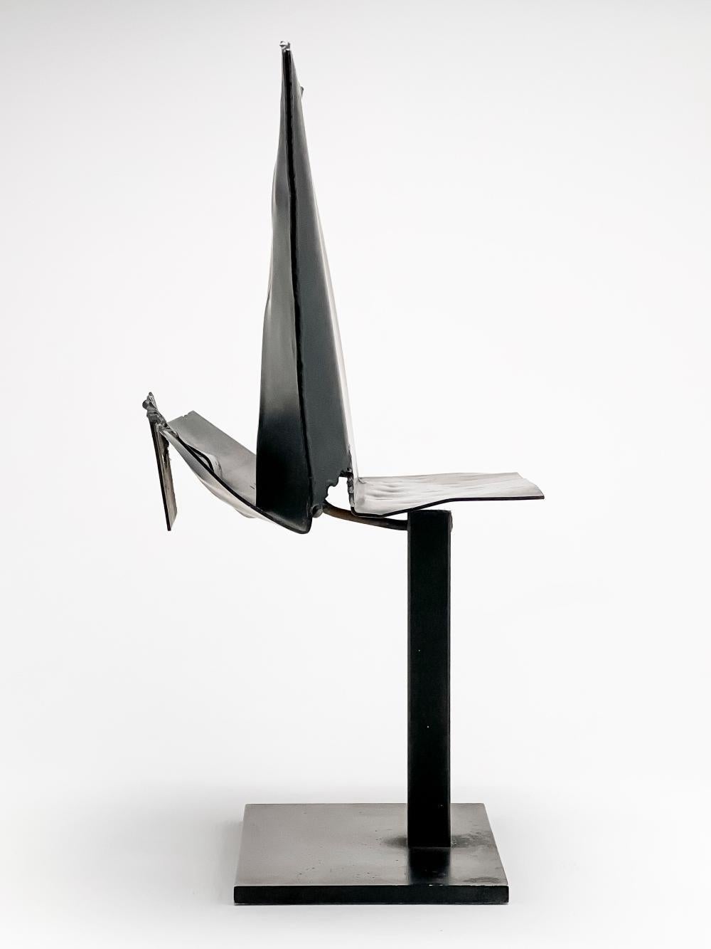 Argentinische Metallskulptur aus dem Jahr 1982 „Serie De Los Sobres“ Maria Simon (Abstrakt), Sculpture, von María Simón