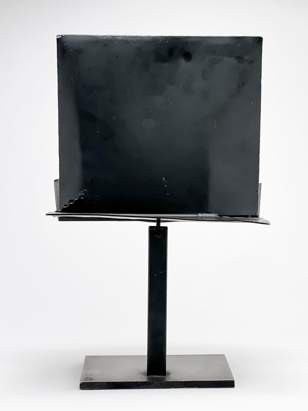 Argentinische Metallskulptur aus dem Jahr 1982 „Serie De Los Sobres“ Maria Simon (Grau), Figurative Sculpture, von María Simón
