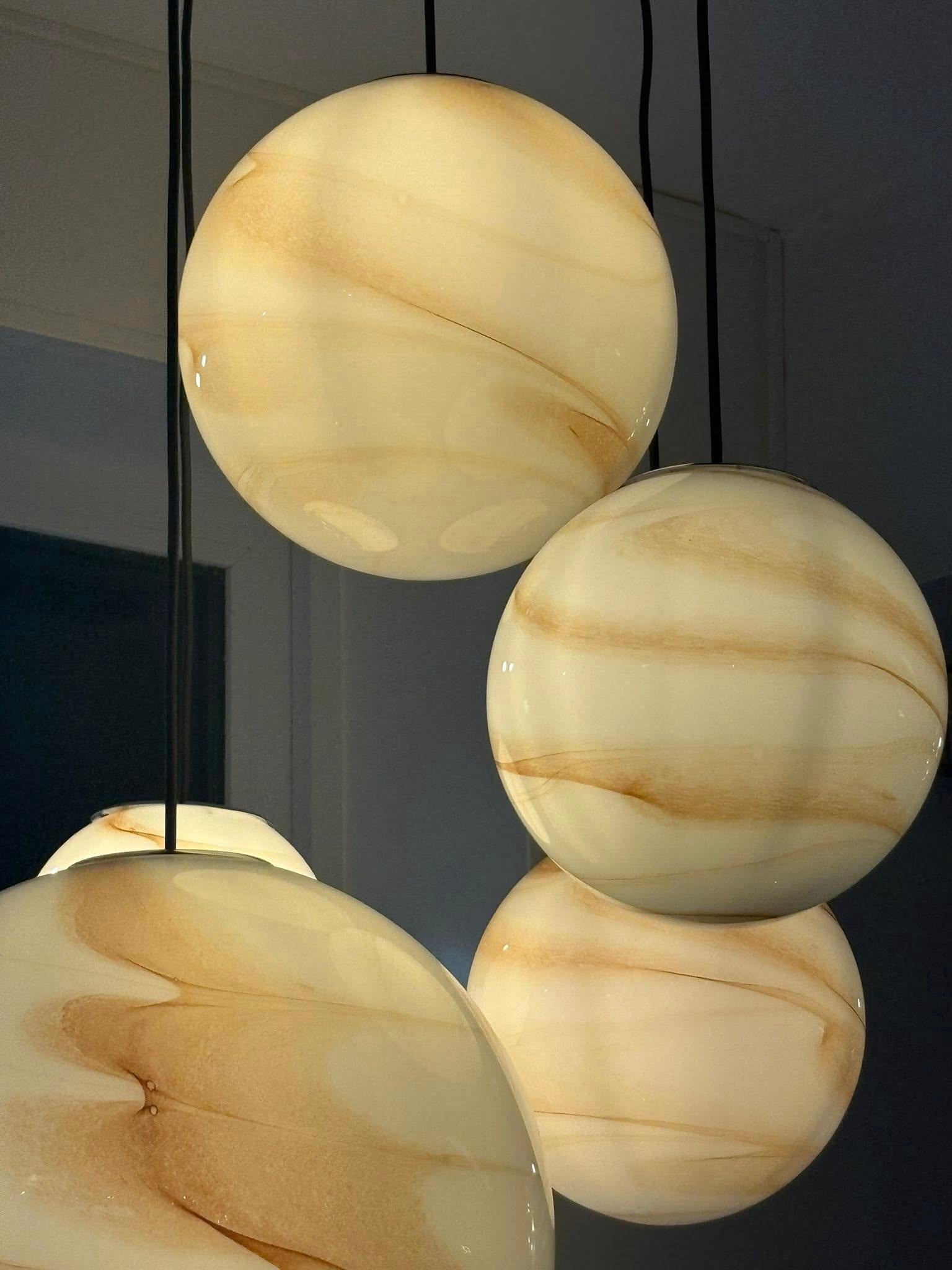 5 Glas Lights Pendelleuchte auf einem 60 cm Baldachin.

Die von den Pariser Bistros inspirierte Kollektion Marais besticht durch ihre Authentizität und starke Identität. Im Mittelpunkt der Collection'S stehen glänzende weiße Glaskugeln mit