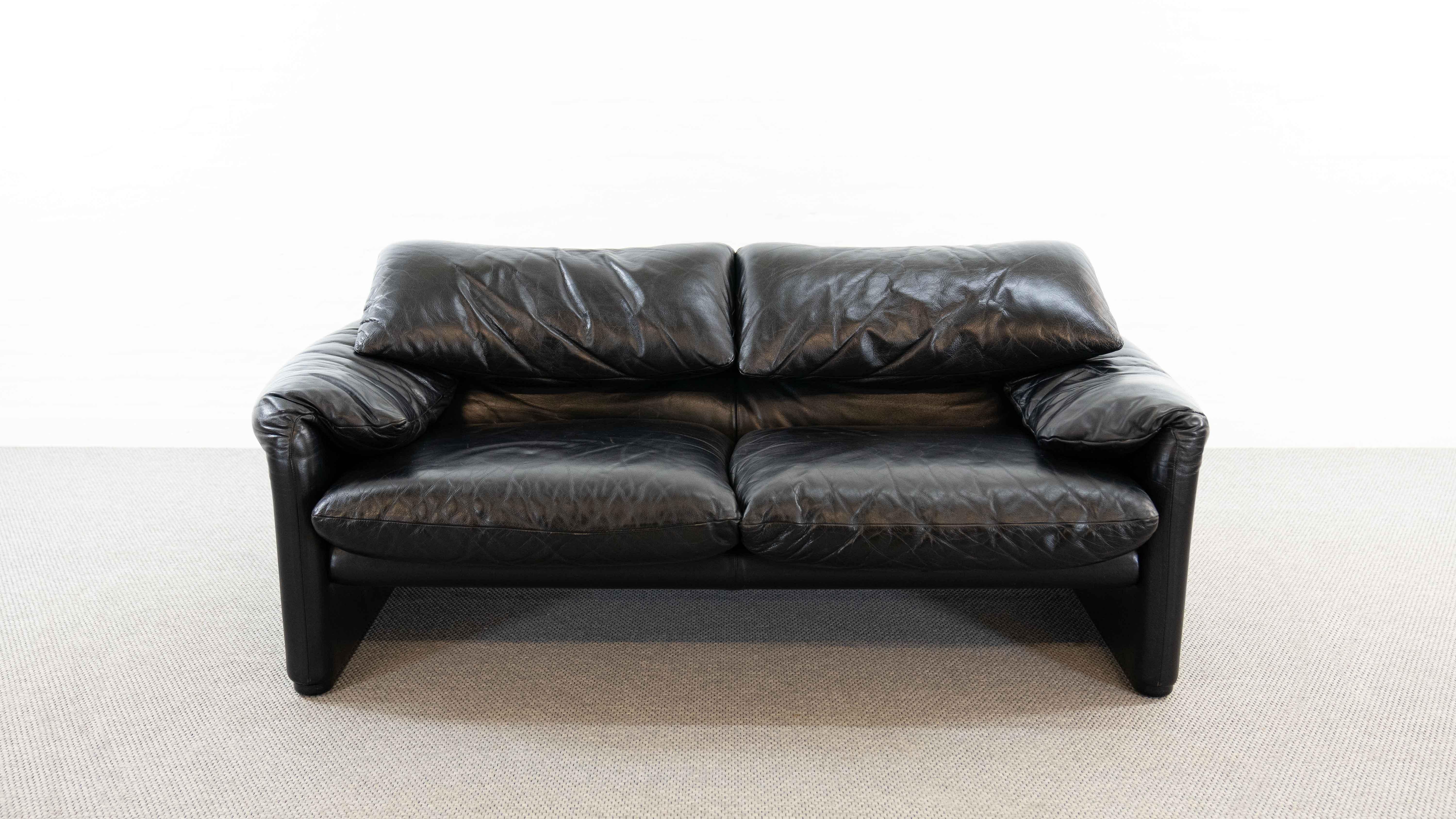 Maralunga 2-seater sofa by Vico Magistretti for Cassina, designed in 1973. Original upholstery in black leather. This sofa features folding back cushions that can be folded down, or folded up to provide the user with more upper back and neck