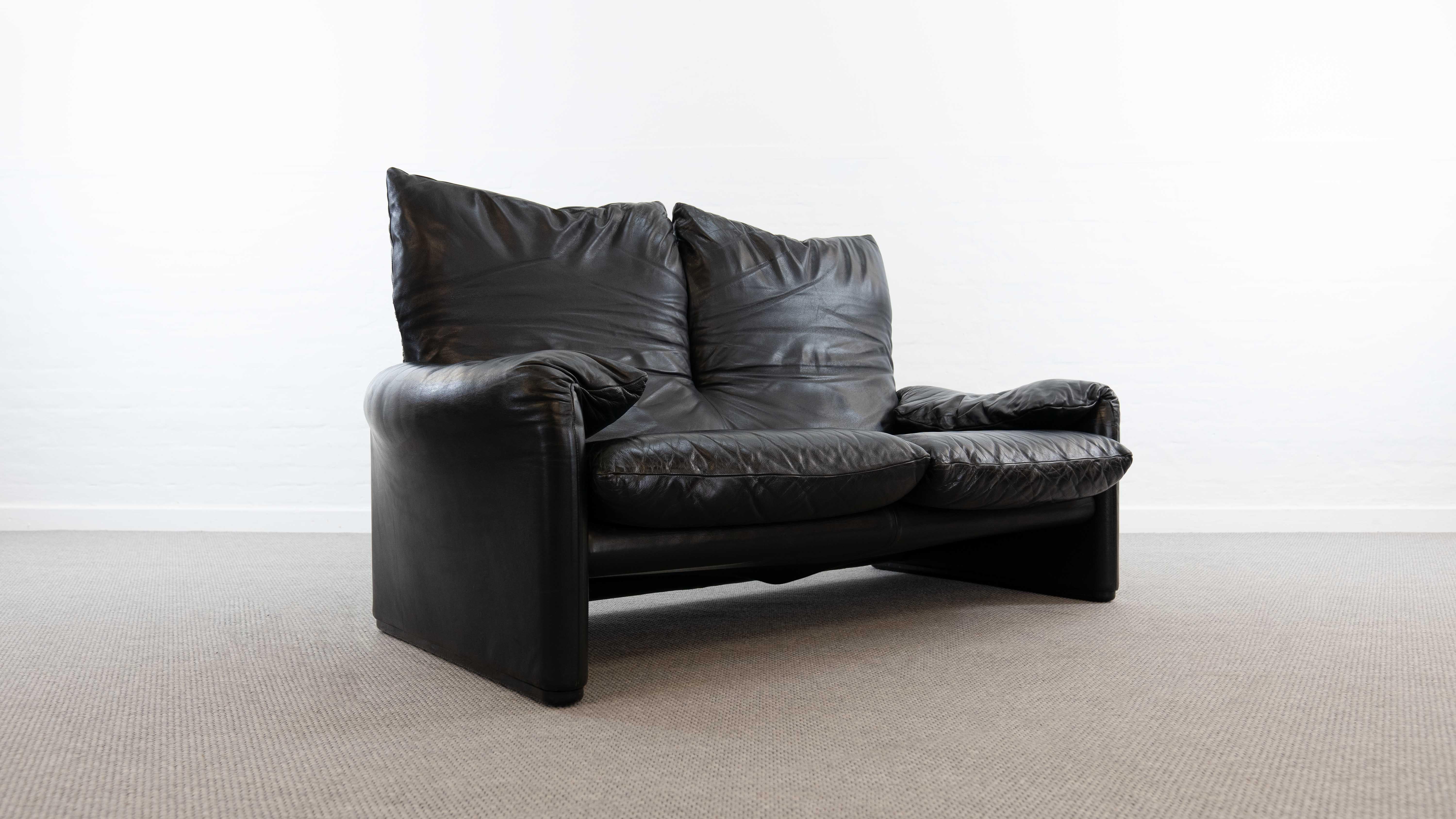 Maralunga 2-Seat Sofa in Black Leather by Vico Magistretti for Cassina, Italy In Good Condition In Halle, DE