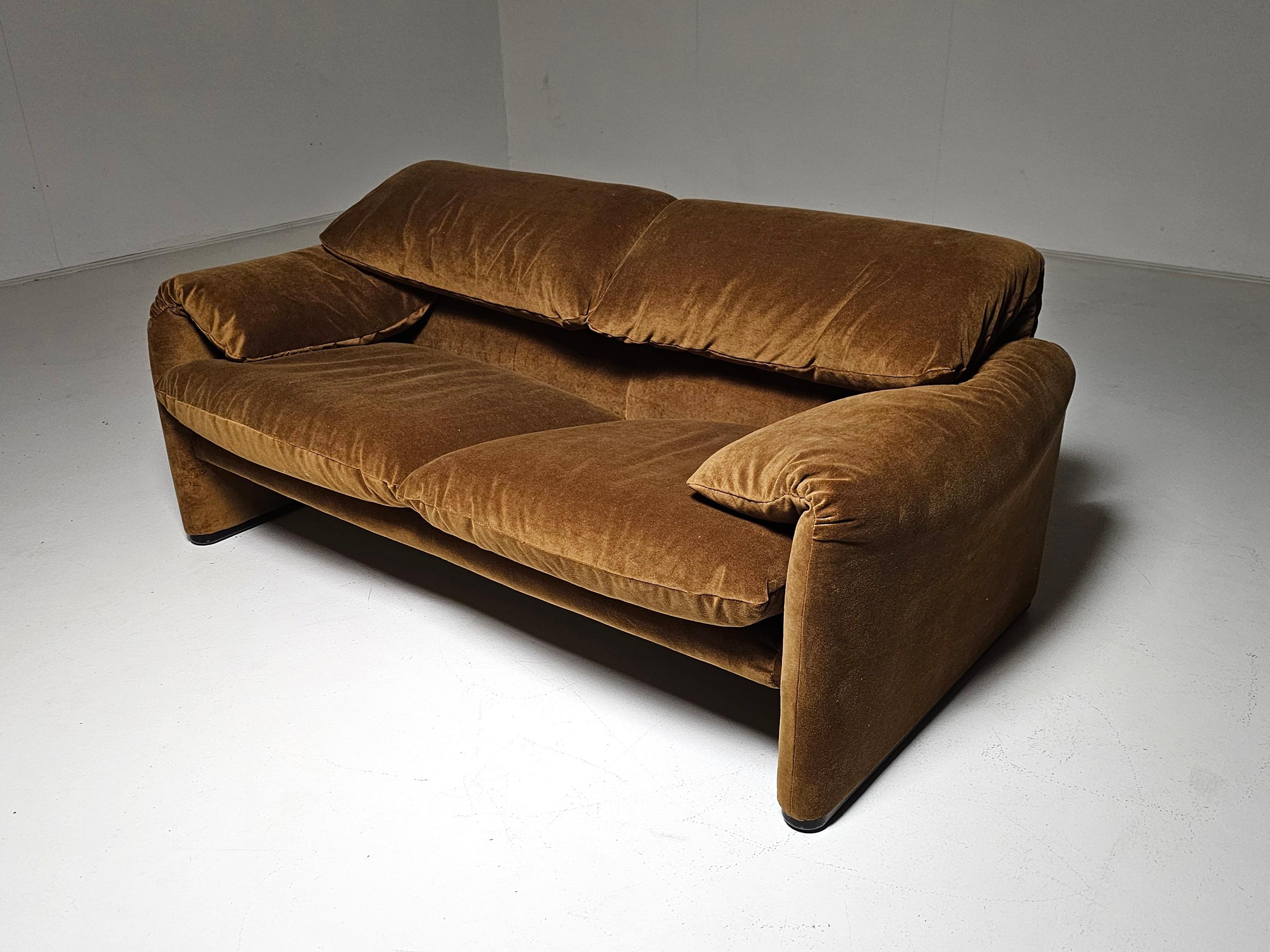 Maralunga-Sofa, Vico Magistretti, Cassina, 1973. 

 Die Absicht bei Maralunga war, ein Objekt zu entwerfen, das eine ganze Reihe von Innenarchitekturen mit einem vertrauten Gefühl repräsentiert.

Dies ist eine Originalversion aus den siebziger