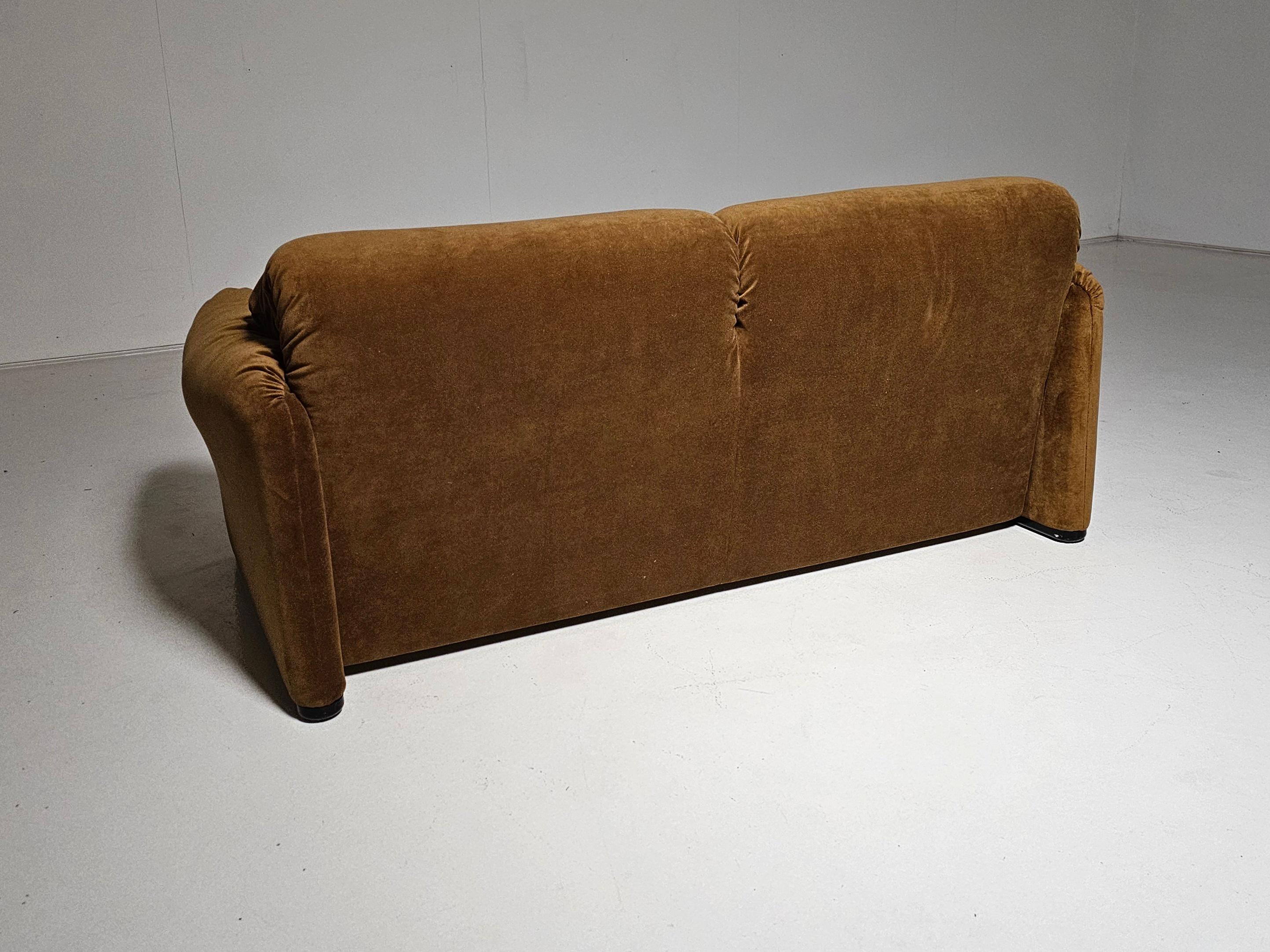 Maralunga 2-Sitzer aus gold/braunem Samt von Vico Magistretti für Cassina, 1970er Jahre (Europäisch) im Angebot