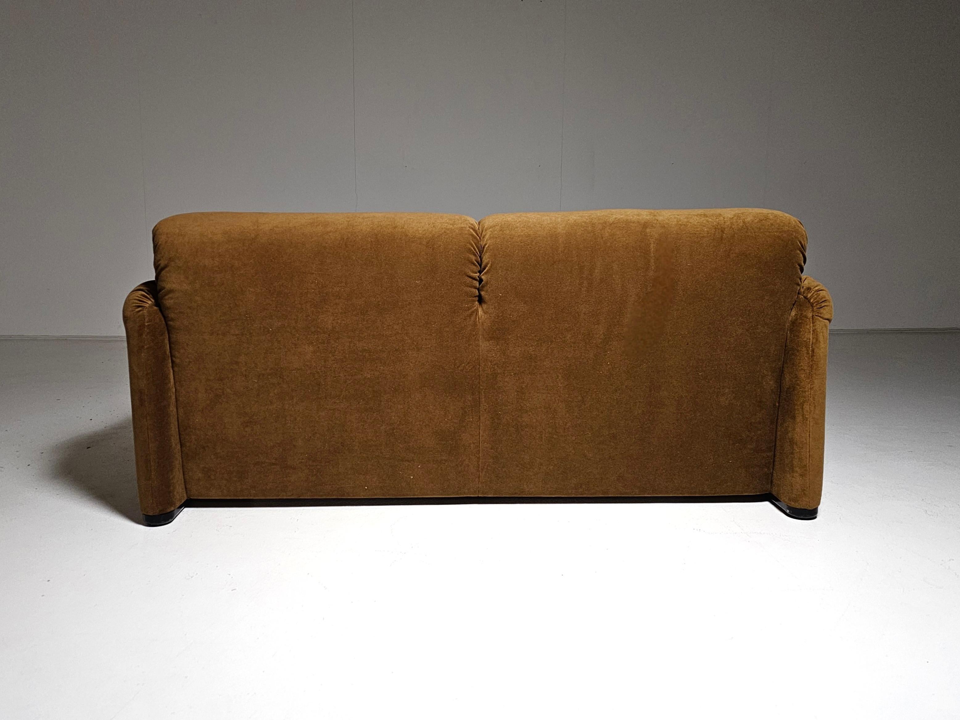 Maralunga 2-Sitzer aus gold/braunem Samt von Vico Magistretti für Cassina, 1970er Jahre im Zustand „Gut“ im Angebot in amstelveen, NL