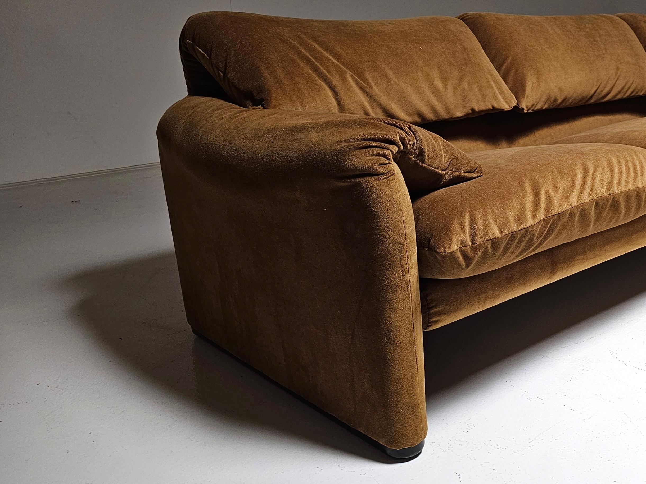 Maralunga 2-Sitzer aus gold/braunem Samt von Vico Magistretti für Cassina, 1970er Jahre (Ende des 20. Jahrhunderts) im Angebot