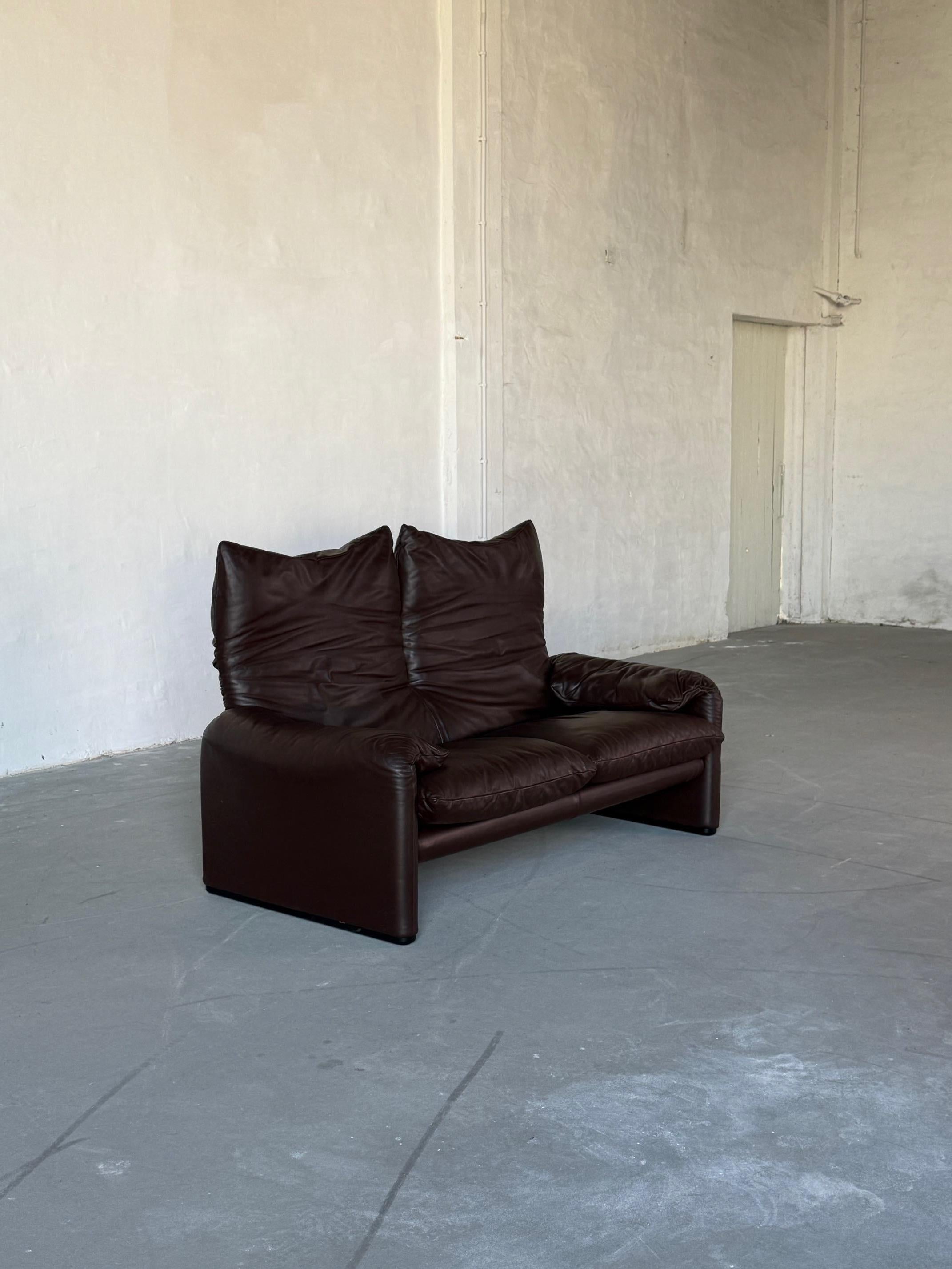 ENTREGA LOCAL GRATUITA EN NUEVA YORK
Un icónico sofá Maralunga de 2 plazas diseñado por Vico Magistretti para Cassina, tapizado en piel natural original en un rico tono marrón cacao. Esta pieza encarna el diseño y la artesanía italianos atemporales