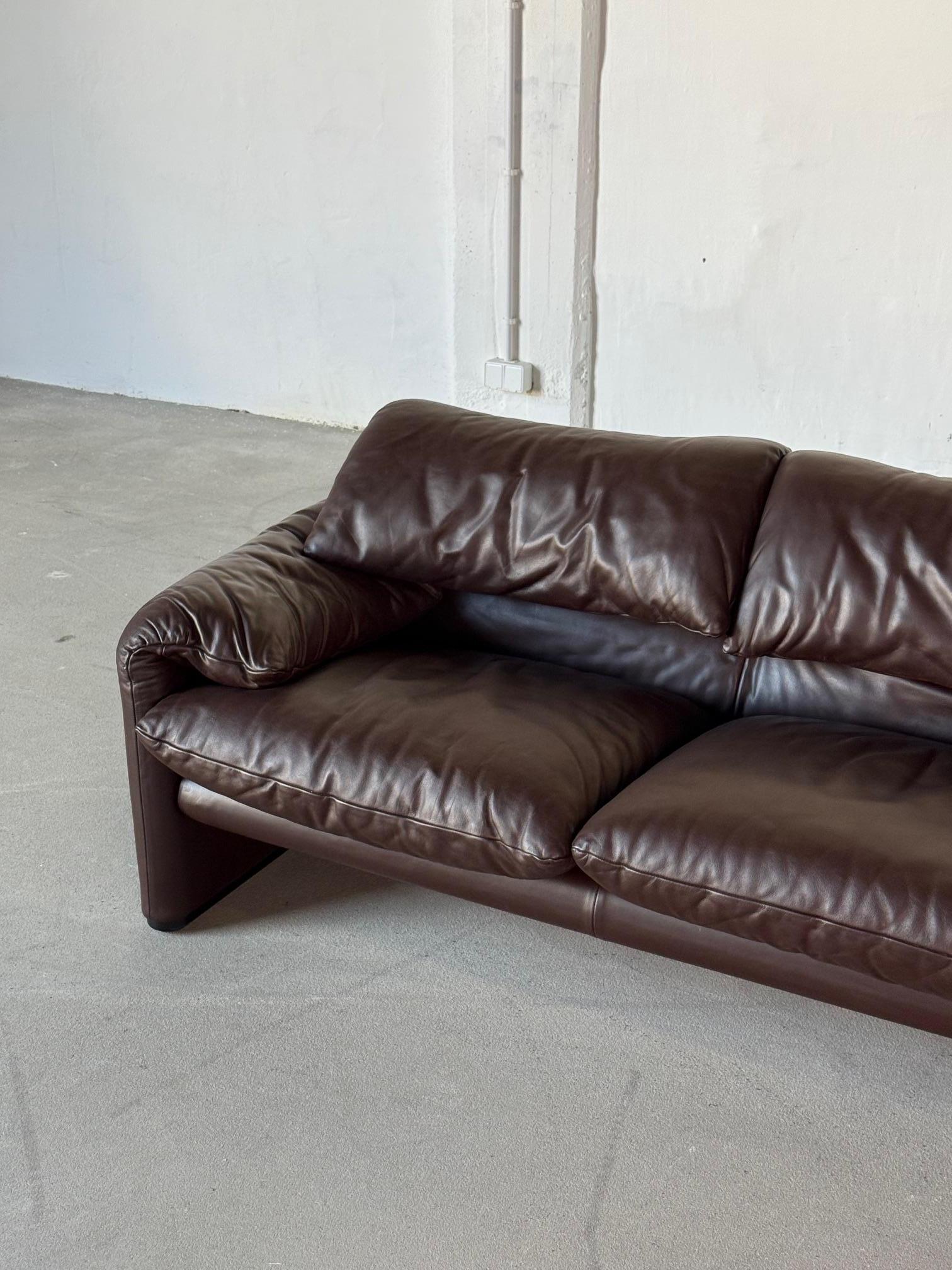 Sofá 2 plazas Maralunga by Cassina, Piel natural marrón cacao original en Excelente estado para la venta en Astoria, NY