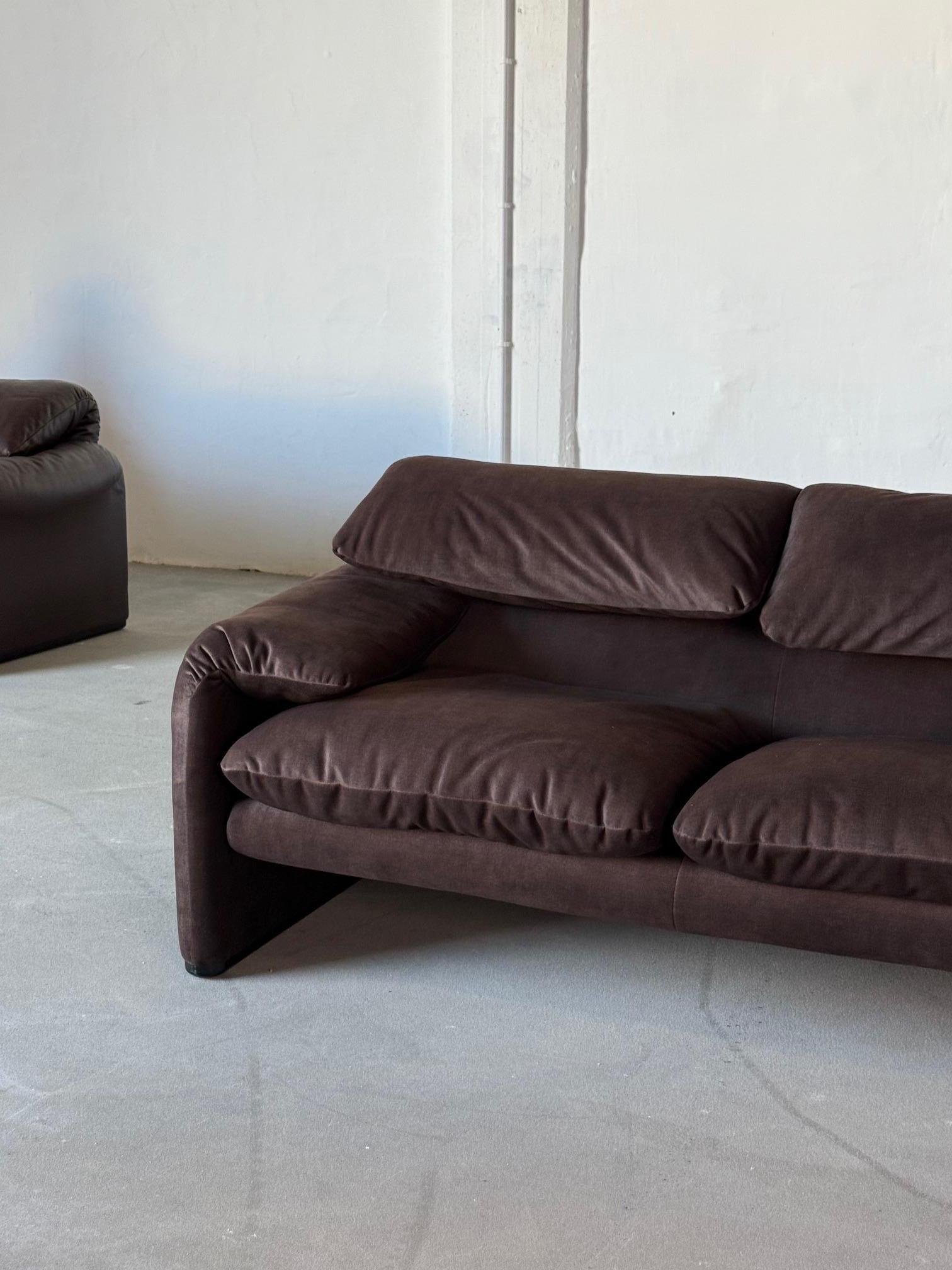 Maralunga 2-Sitzer Sofa von Cassina, neu gepolstert mit kakaobraunem Samt (Moderne der Mitte des Jahrhunderts) im Angebot