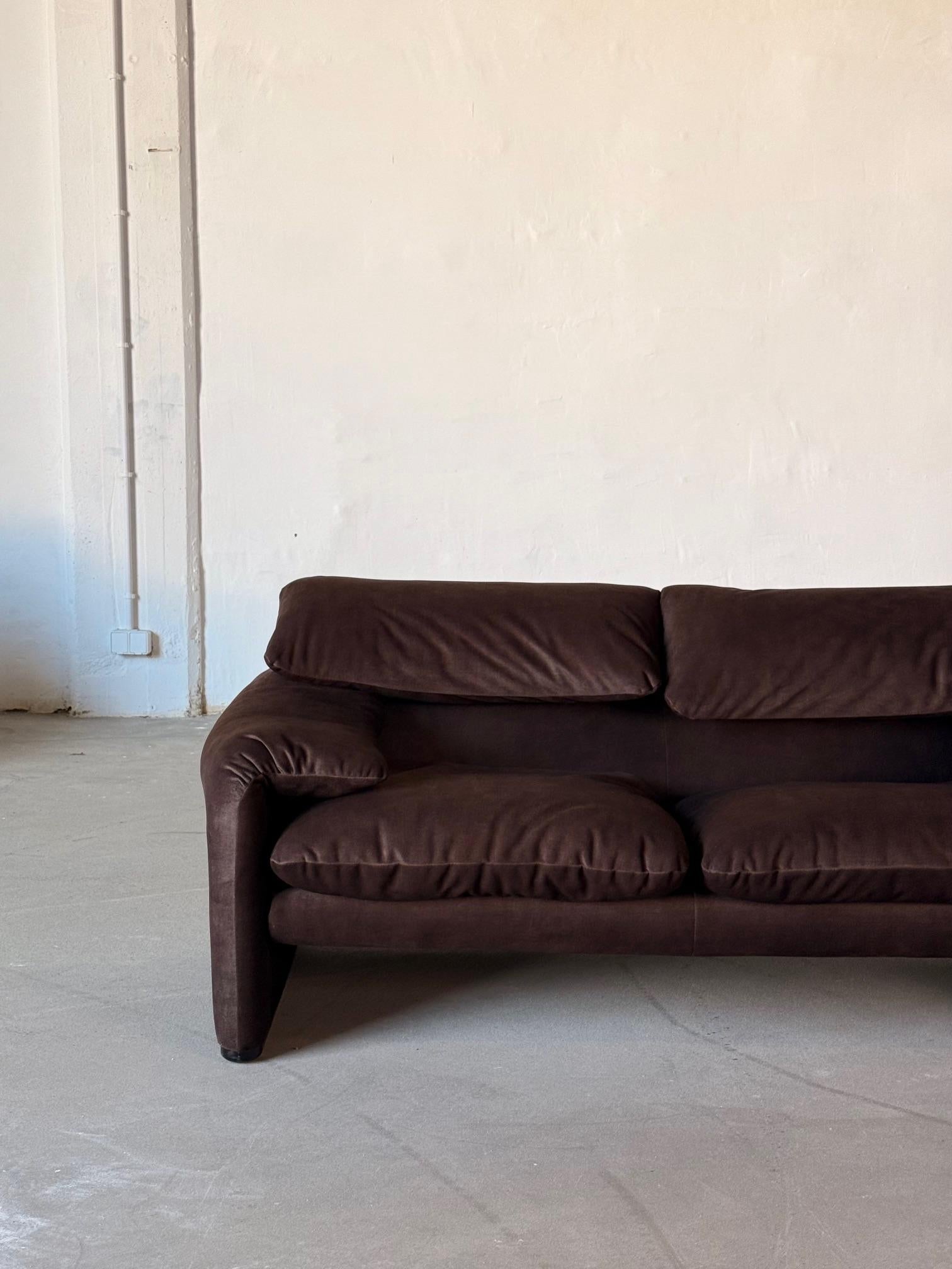 Maralunga 2-Sitzer Sofa von Cassina, neu gepolstert mit kakaobraunem Samt (Italienisch) im Angebot