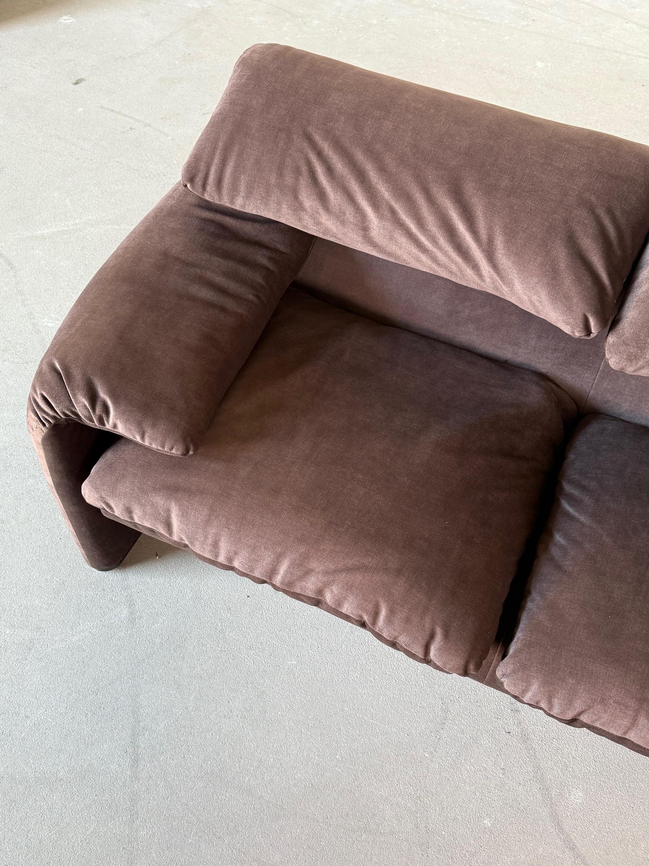 Maralunga 2-Sitzer Sofa von Cassina, neu gepolstert mit kakaobraunem Samt im Zustand „Hervorragend“ im Angebot in Astoria, NY