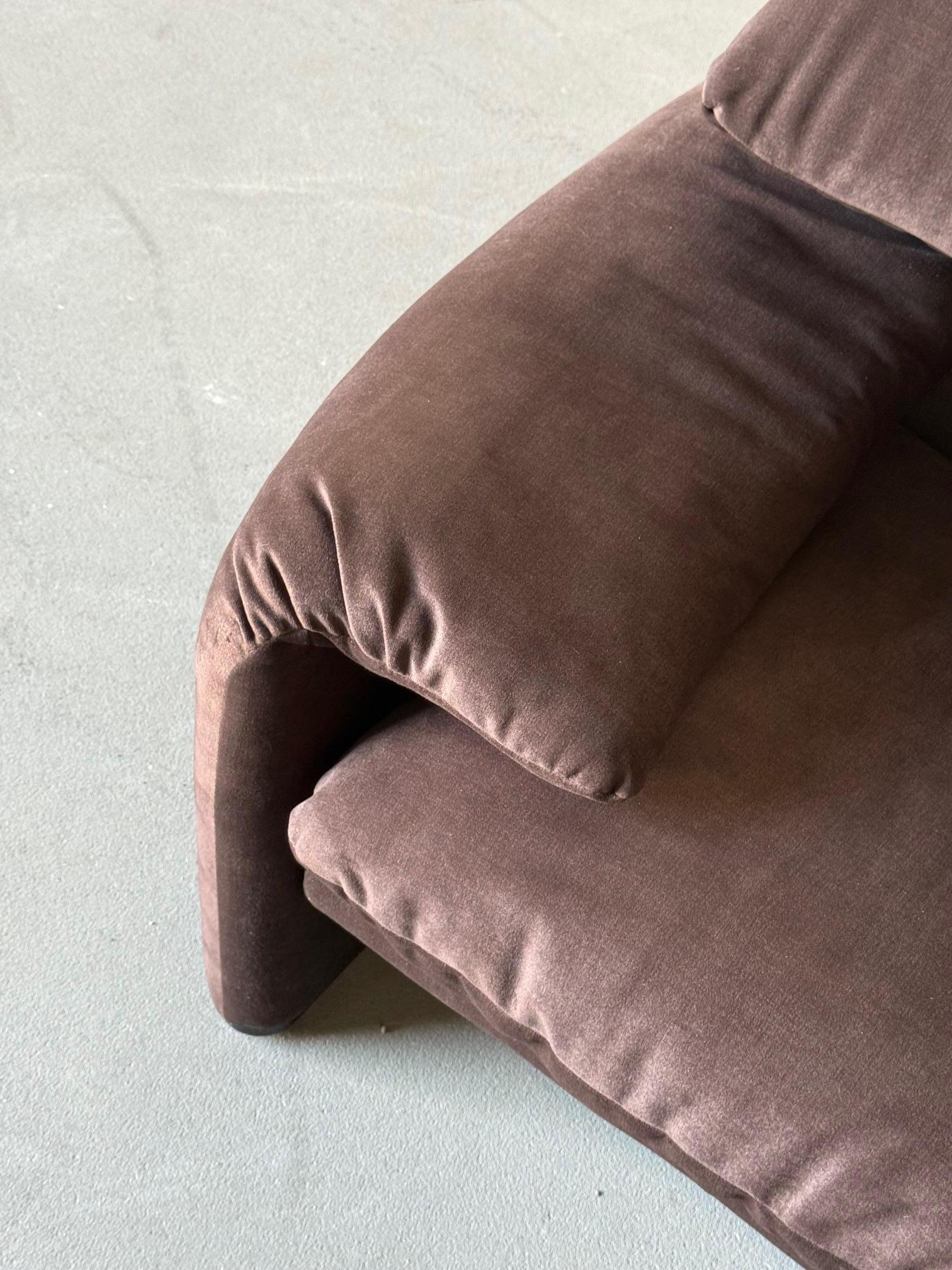 Maralunga 2-Sitzer Sofa von Cassina, neu gepolstert mit kakaobraunem Samt (Ende des 20. Jahrhunderts) im Angebot