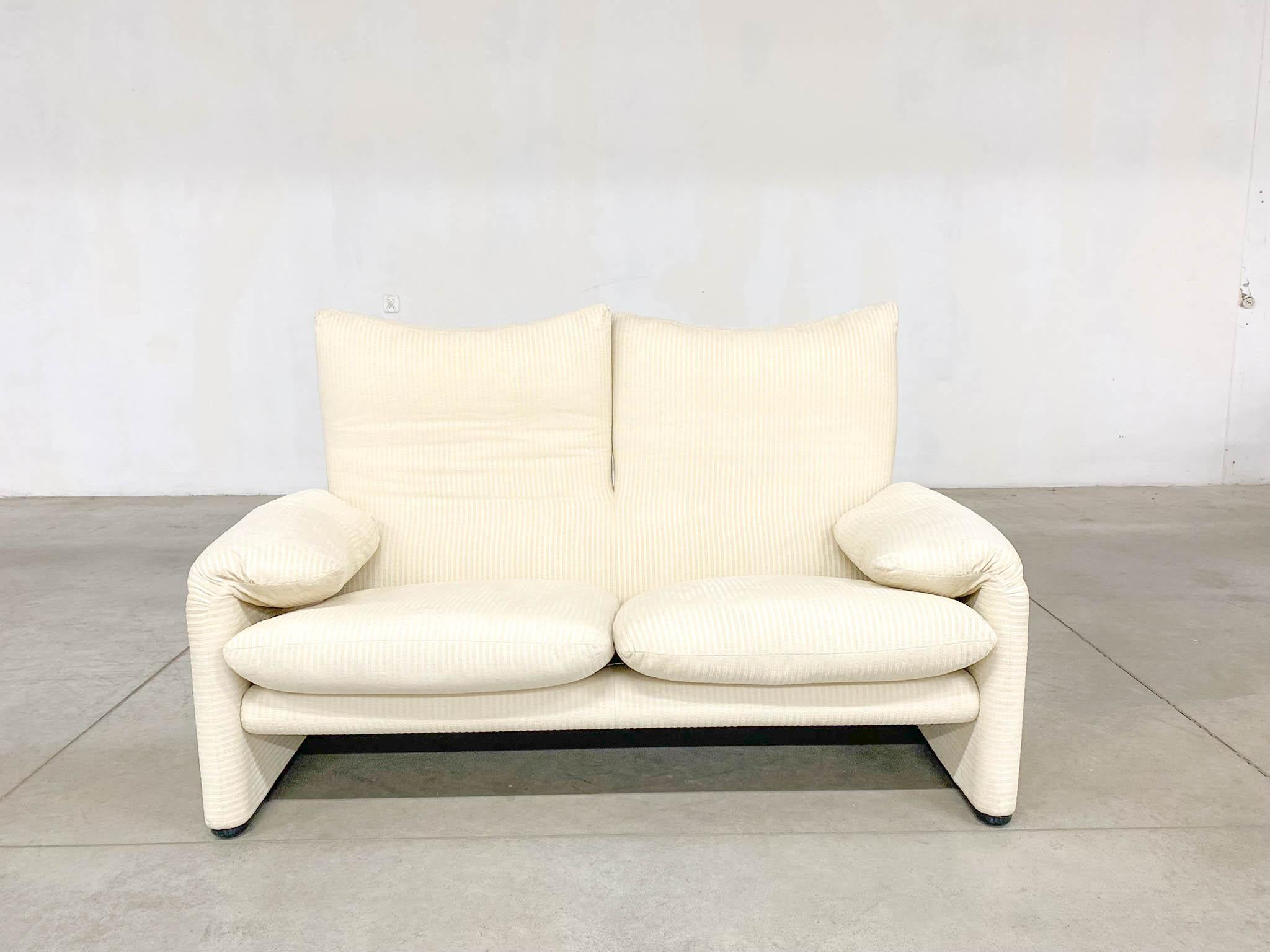 Discover the international bestseller – Maralunga Sofa. With its inviting shapes and unique characteristic feature, the Maralunga series is a testament to innovation and comfort. Engineered by Cassina, the avant-garde mechanism of the Maralunga sofa