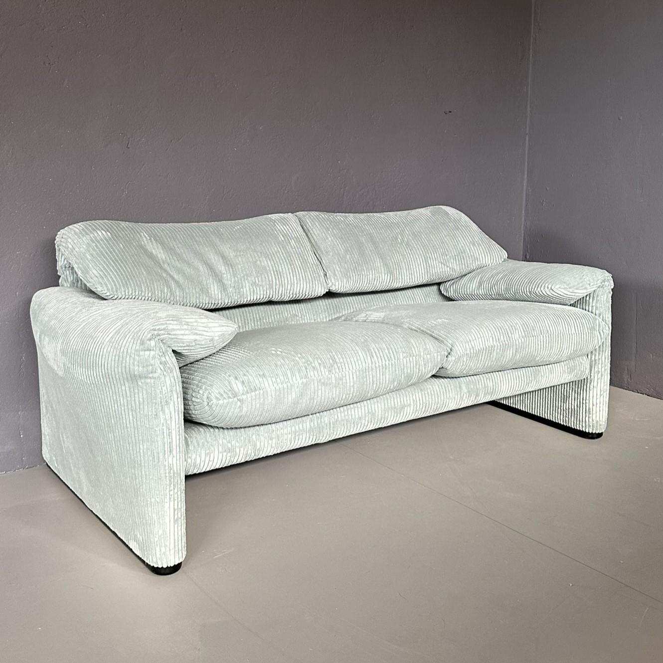 Maralunga two-seater sofa designed by Vico Magistretti for Cassina in the 1970s.
Ribbed light mint green fabric upholstery.
The movement of the backrest and lateral armrests is functional.
Very good condition
