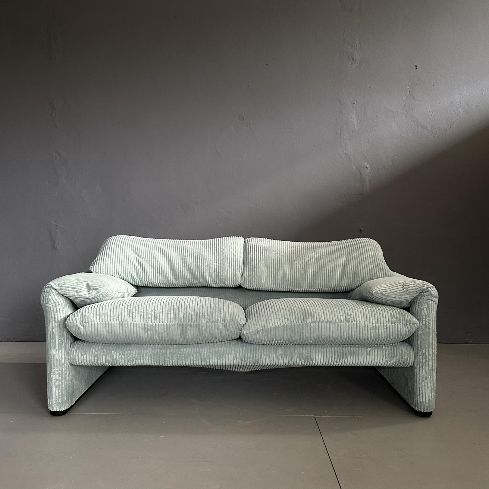 Mid-Century Modern  Maralunga 2-seater sofa by Vico Magistretti for Cassina from the 70s For Sale