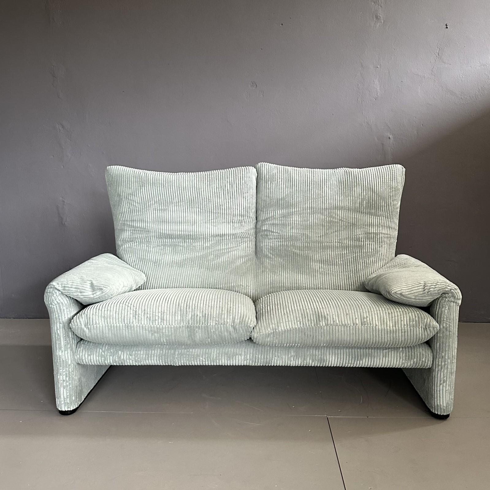  Maralunga 2-Sitzer-Sofa von Vico Magistretti für Cassina aus den 70er Jahren (Stoff) im Angebot
