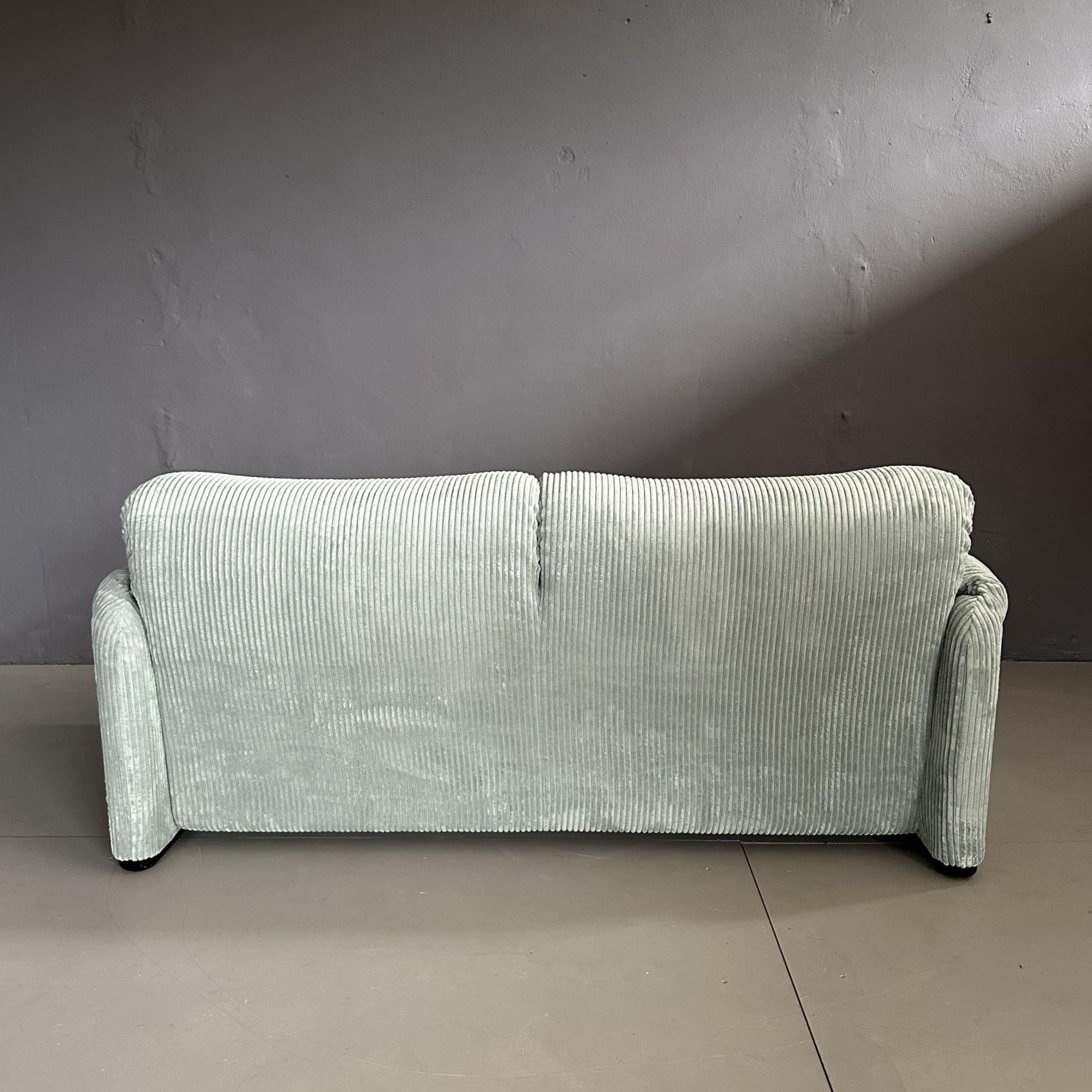 Fabric  Maralunga 2-seater sofa by Vico Magistretti for Cassina from the 70s For Sale