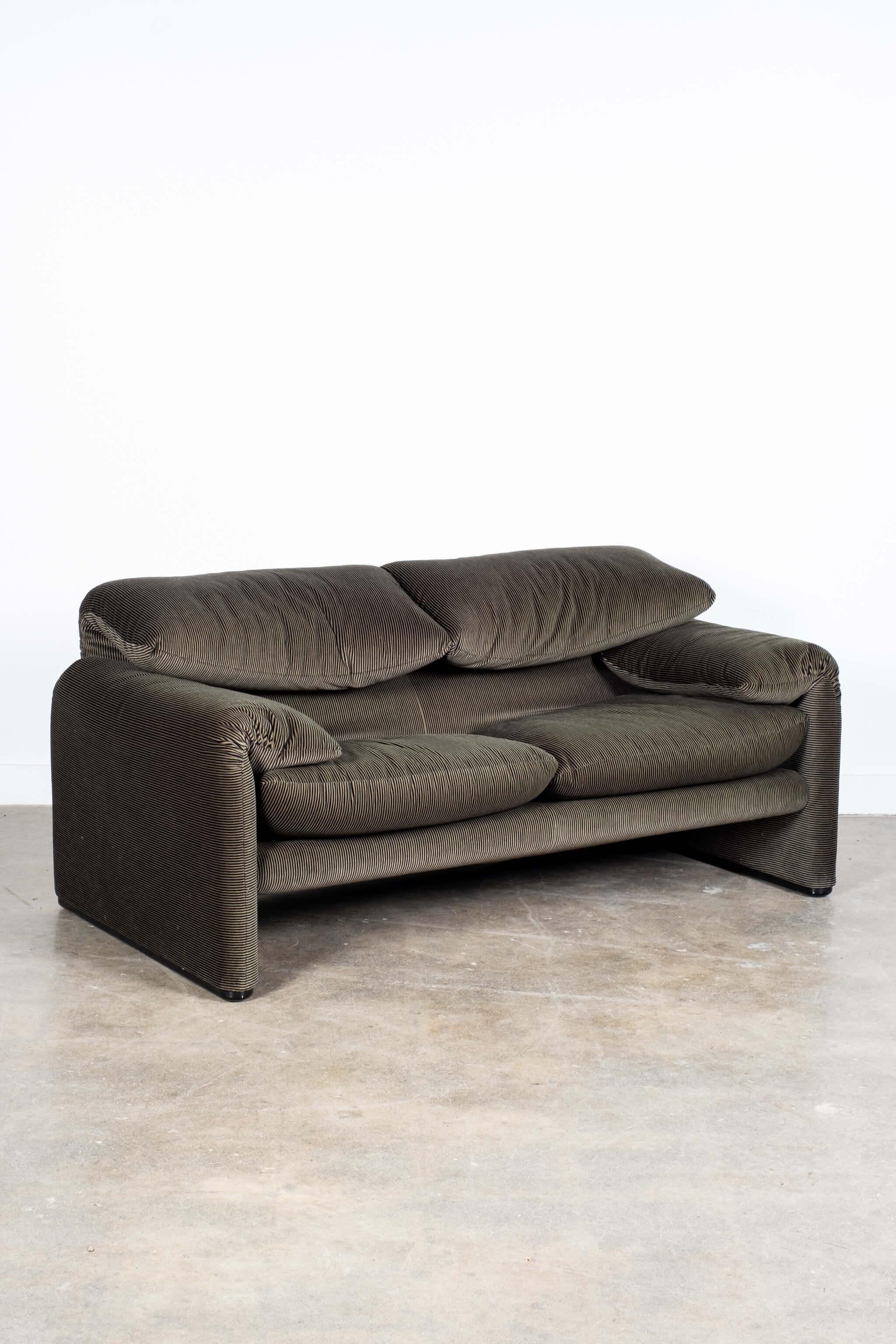 Post-Modern Maralunga 2-Seater Sofa in Original Velvet by Vico Magistretti for Cassina