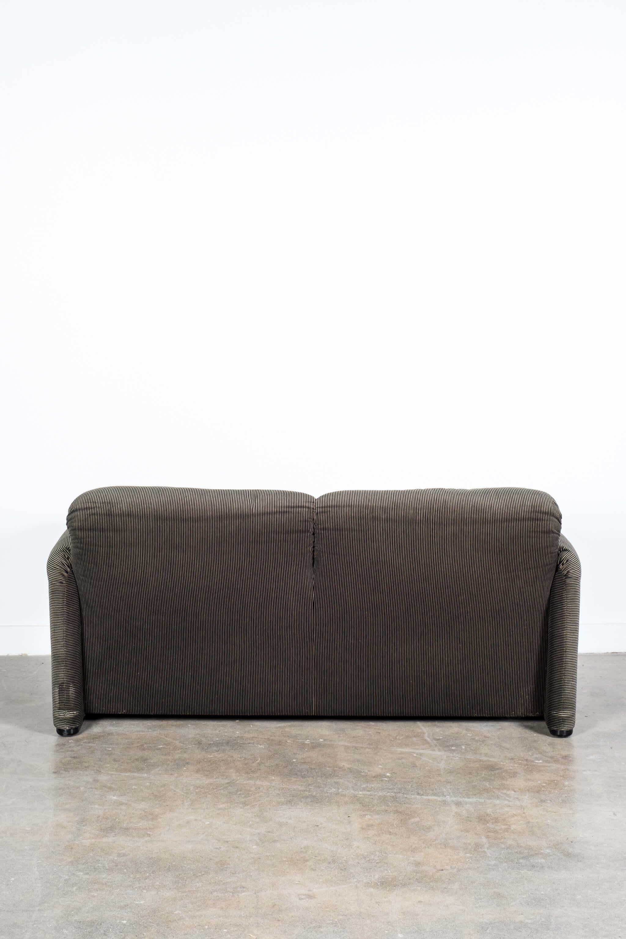 Maralunga 2-Seater Sofa in Original Velvet by Vico Magistretti for Cassina In Good Condition In Toronto, CA