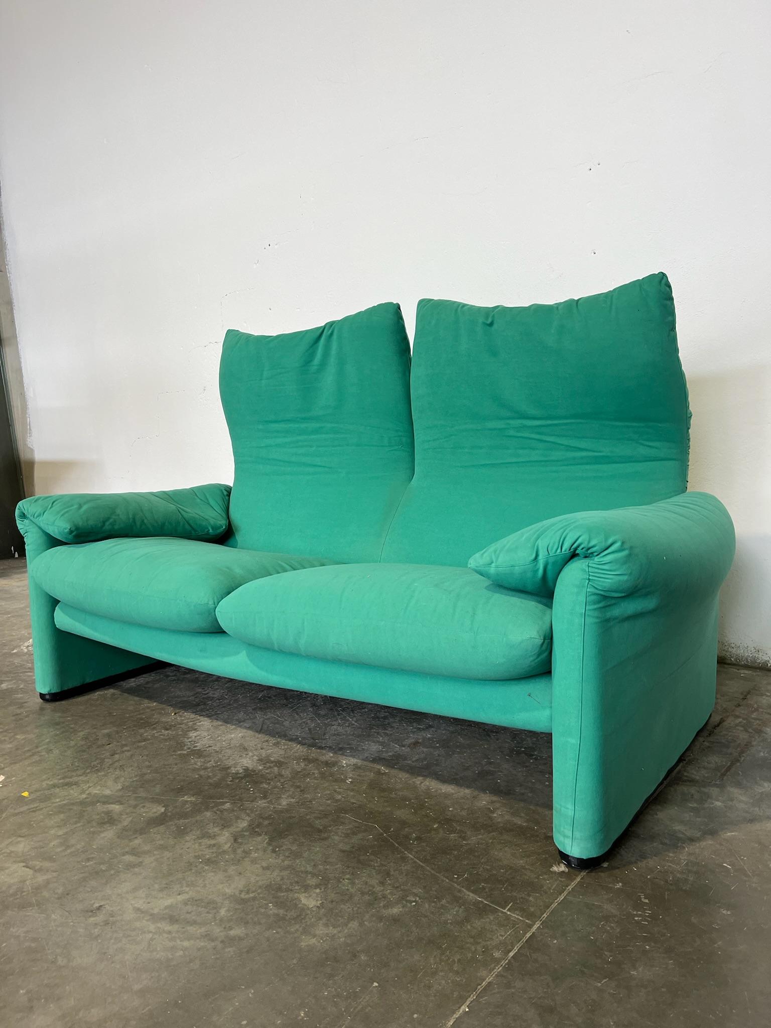 Splendido divano Maralunga a due posti, design iconico di Vico Magistretti per Cassina, anni '70. Rivestito in un elegante velluto verde, in ottime condizioni vintage, conserva il fascino intramontabile del design italiano. La struttura in acciaio