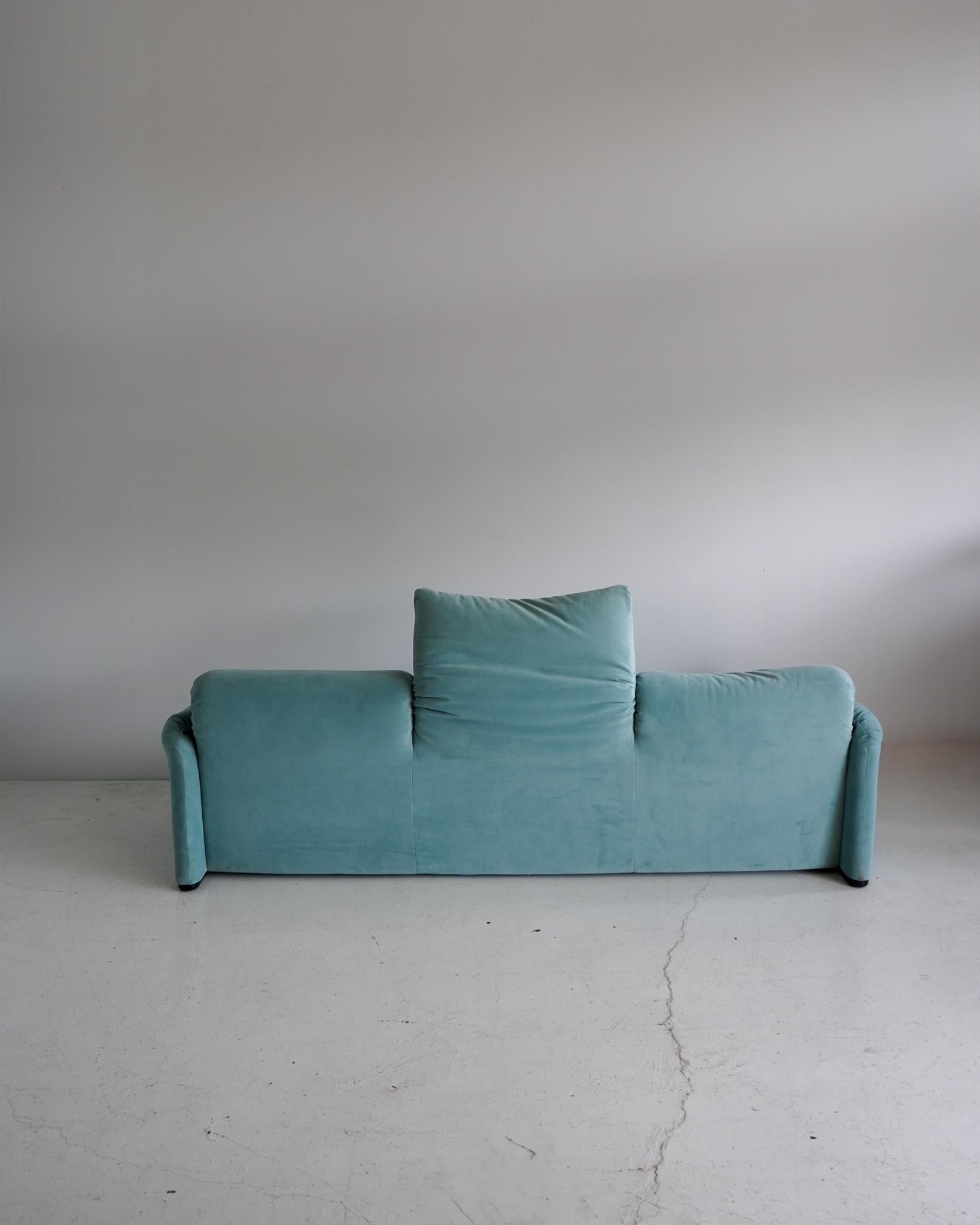 Maralunga 3 seat sofa, Vico Magistretti for Cassina, 1970s 3