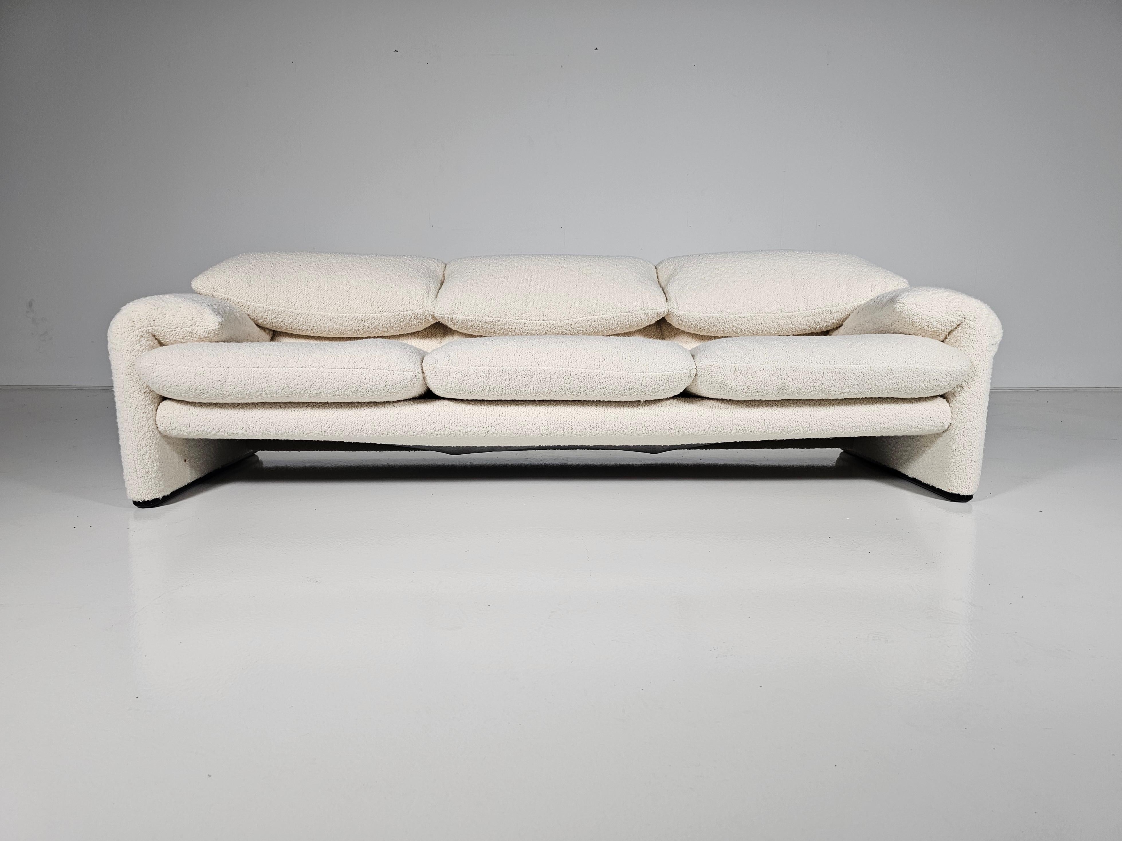 Dieses Maralunga-Sofa wurde 1973 von Vico Magistretti für Cassina entworfen. Dies ist eine Originalversion aus den siebziger Jahren. Neu gepolstert mit cremefarbenem, flauschigem Bouclé. Mit Stahlkonstruktion. Die Rückenlehne kann hochgeklappt oder