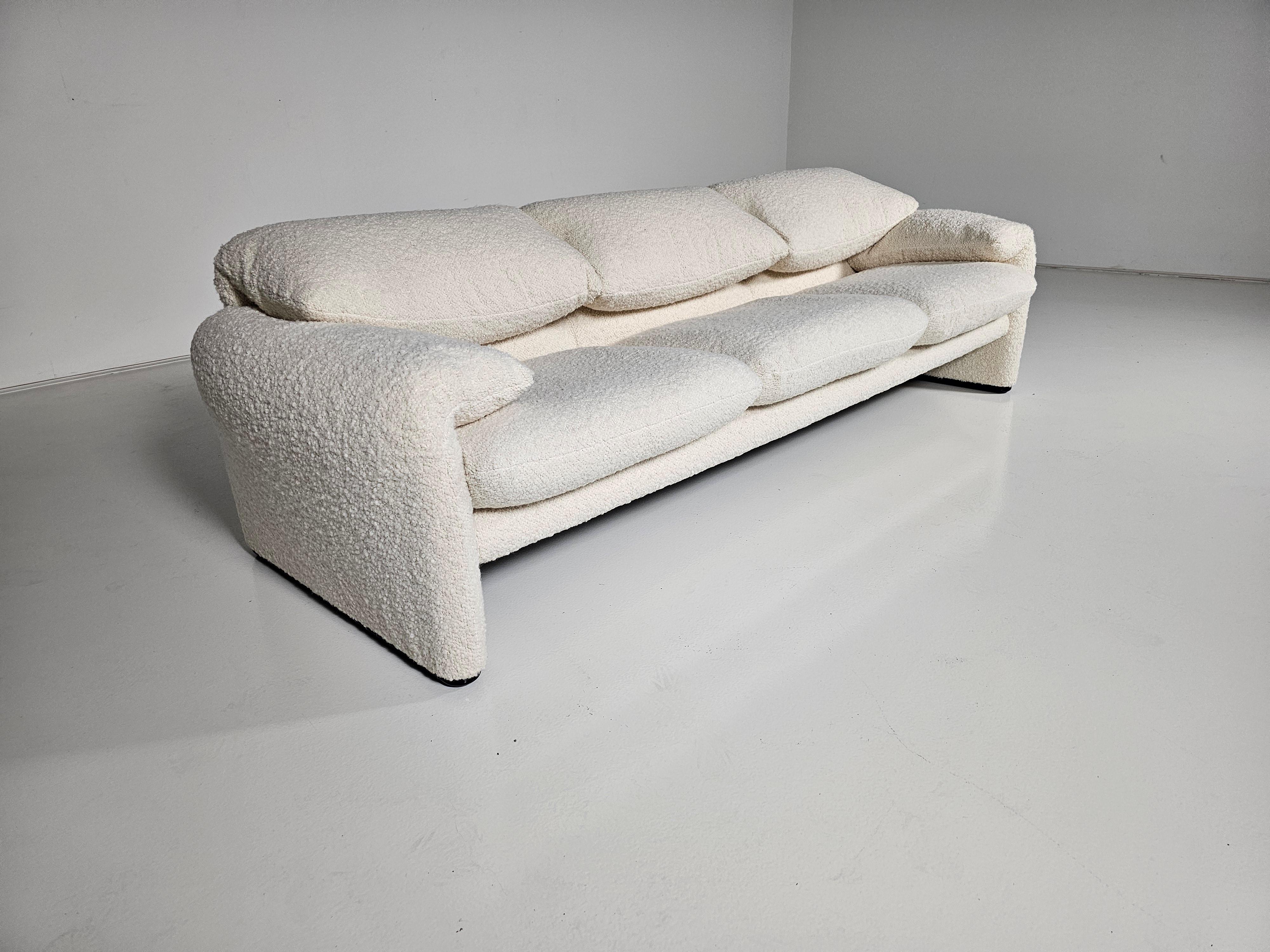 Mid-Century Modern Maralunga 3-seater in cream boucle by Vico Magistretti for Cassina, 1970s For Sale