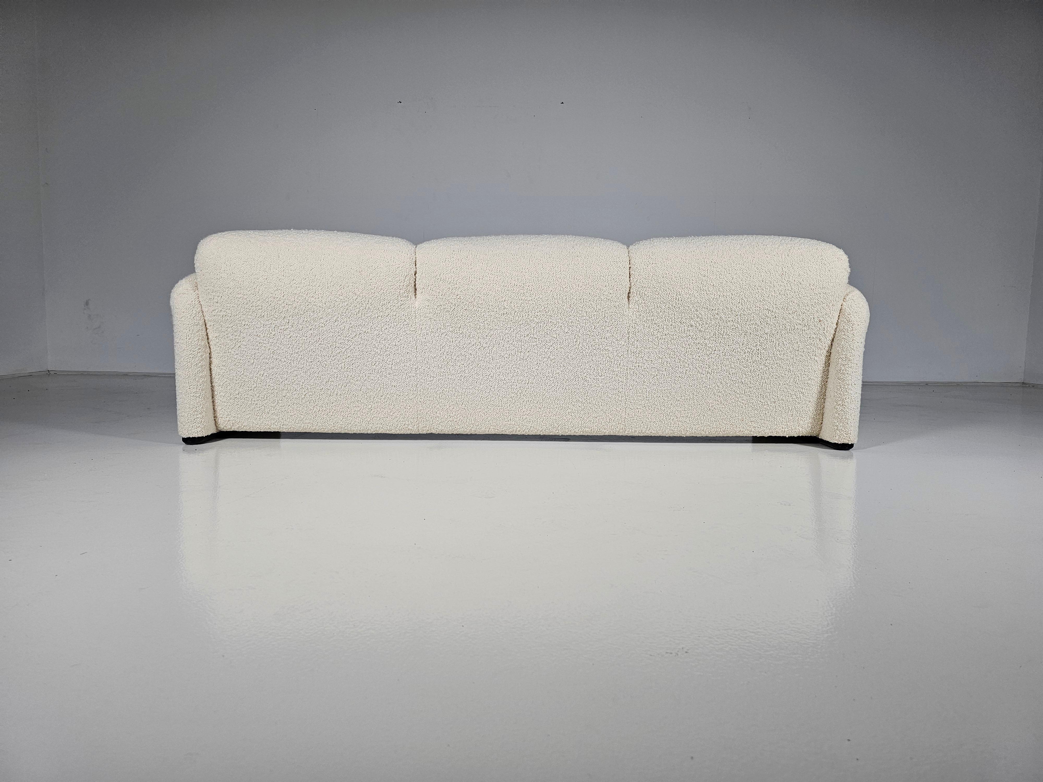 Late 20th Century Maralunga 3-seater in cream boucle by Vico Magistretti for Cassina, 1970s For Sale