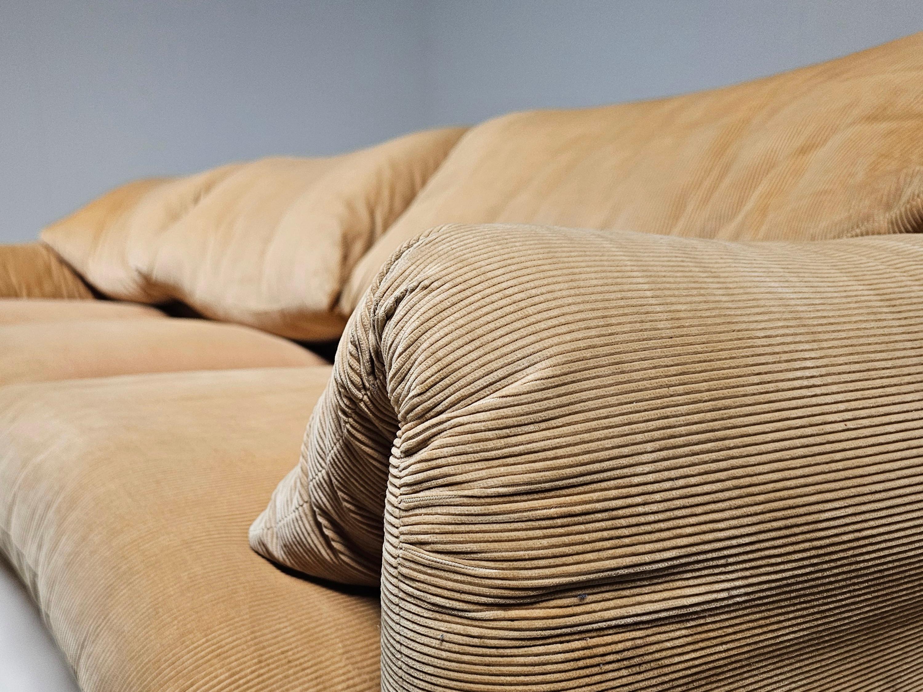 Maralunga 3-seater in original fabric by Vico Magistretti for Cassina, 1970s 4