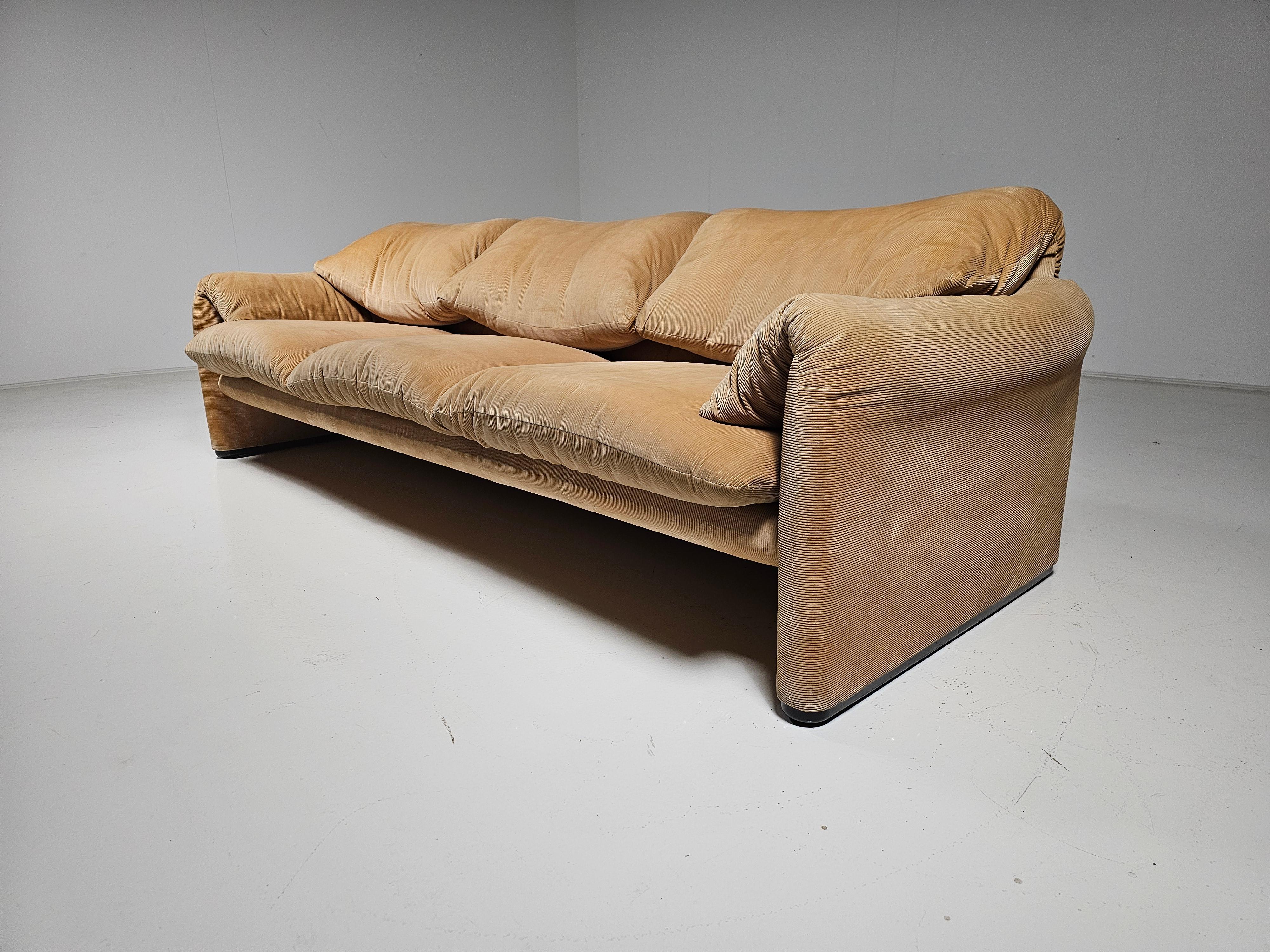 Maralunga sofa, Vico Magistretti, Cassina, 1973. 

This is an original version of the seventies, with the original fabric. The backrest can be raised or lowered for total comfort. It won the Compasso d'Oro award in 1979.

 The Maralunga is
