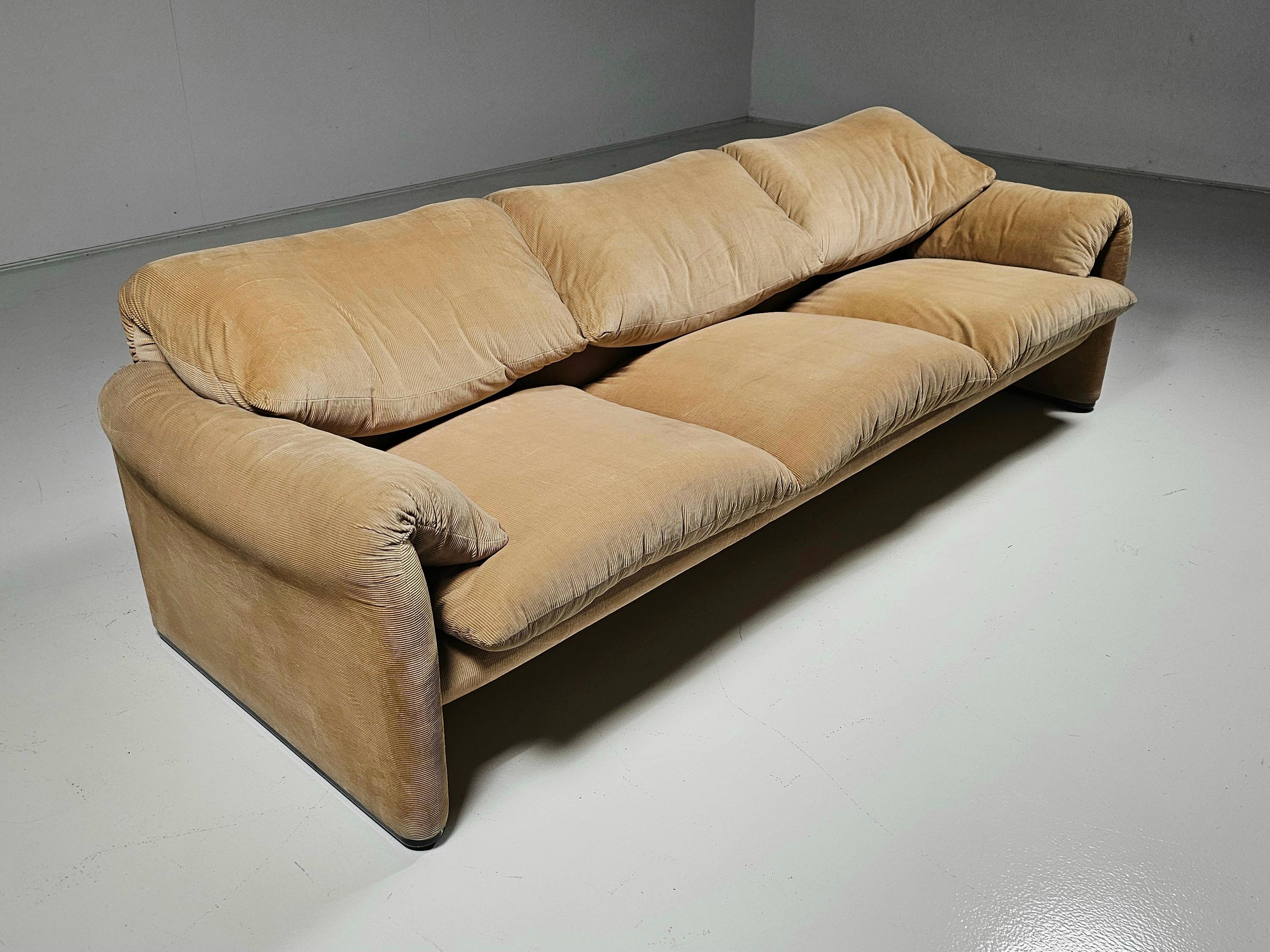 Mid-Century Modern Maralunga 3-seater in original fabric by Vico Magistretti for Cassina, 1970s