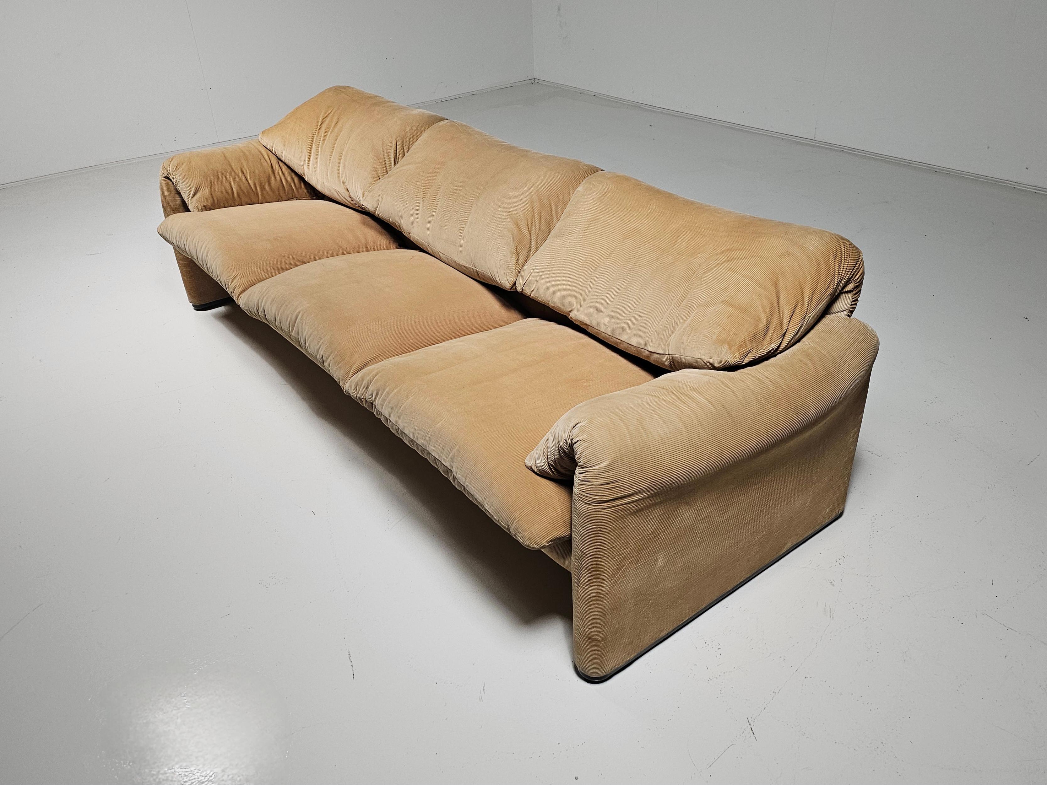 European Maralunga 3-seater in original fabric by Vico Magistretti for Cassina, 1970s