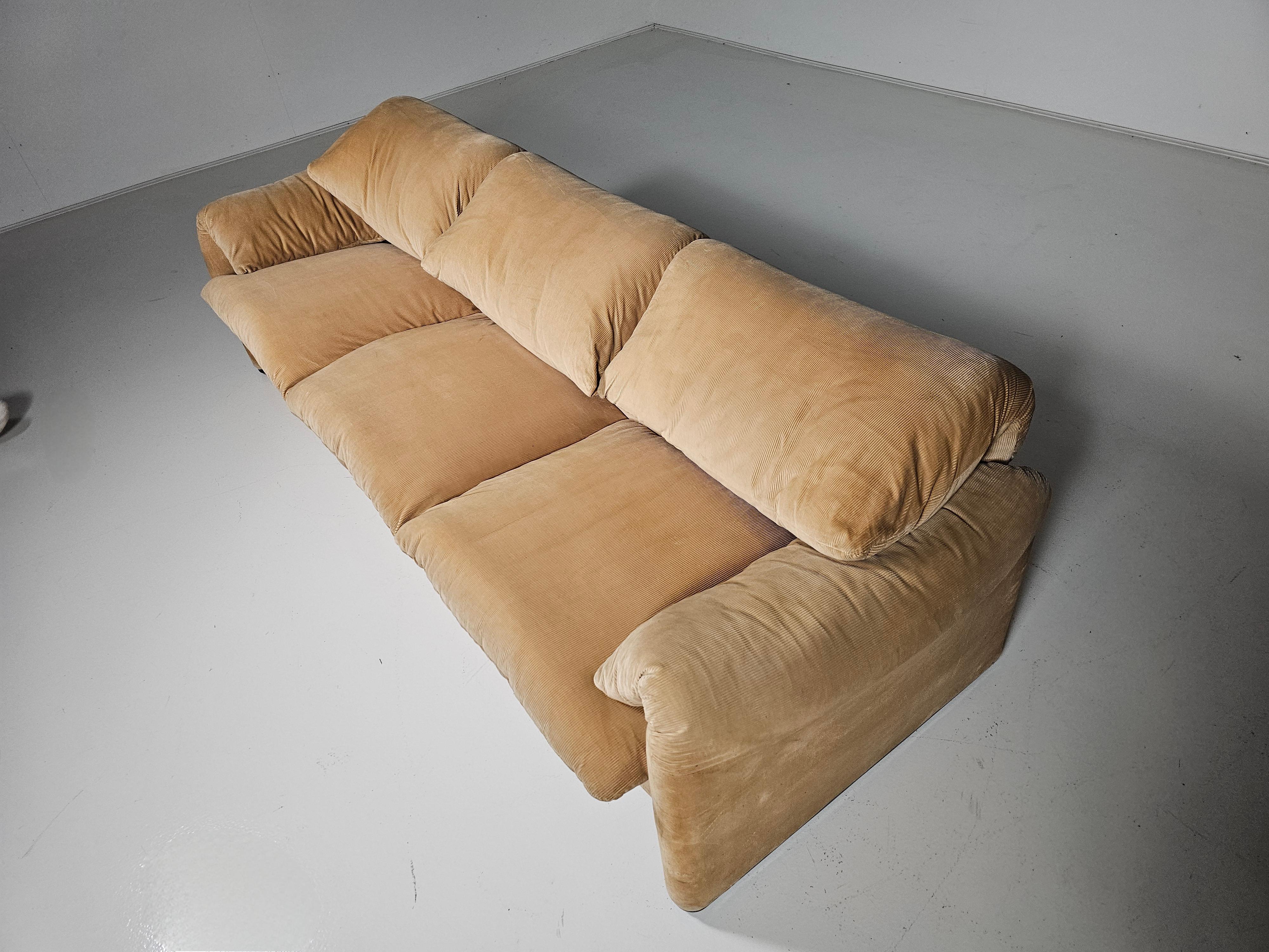 Maralunga 3-seater in original fabric by Vico Magistretti for Cassina, 1970s In Good Condition In amstelveen, NL