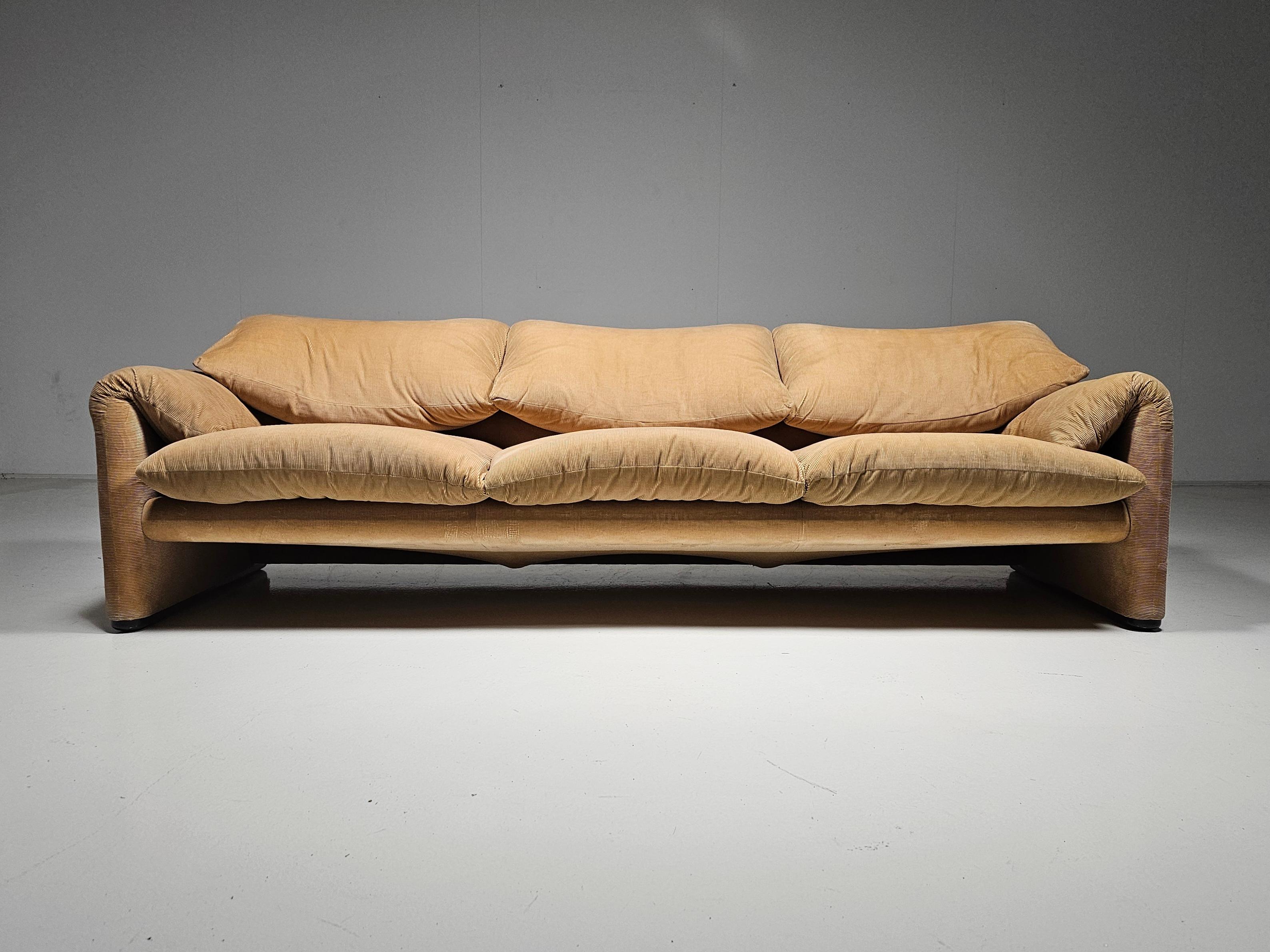 Late 20th Century Maralunga 3-seater in original fabric by Vico Magistretti for Cassina, 1970s