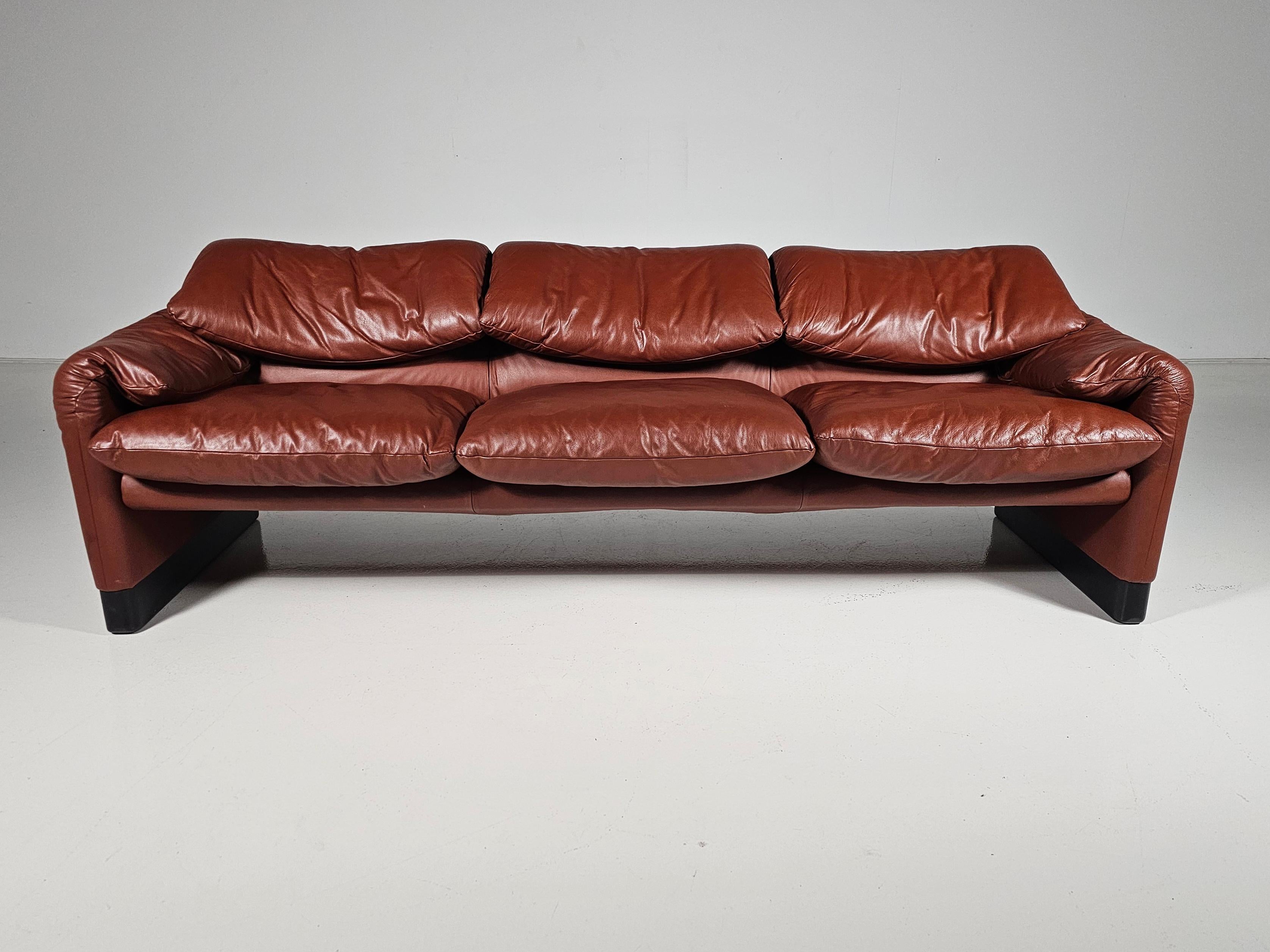 Maralunga 3-seater in original leather by Vico Magistretti for Cassina, 1970s 4