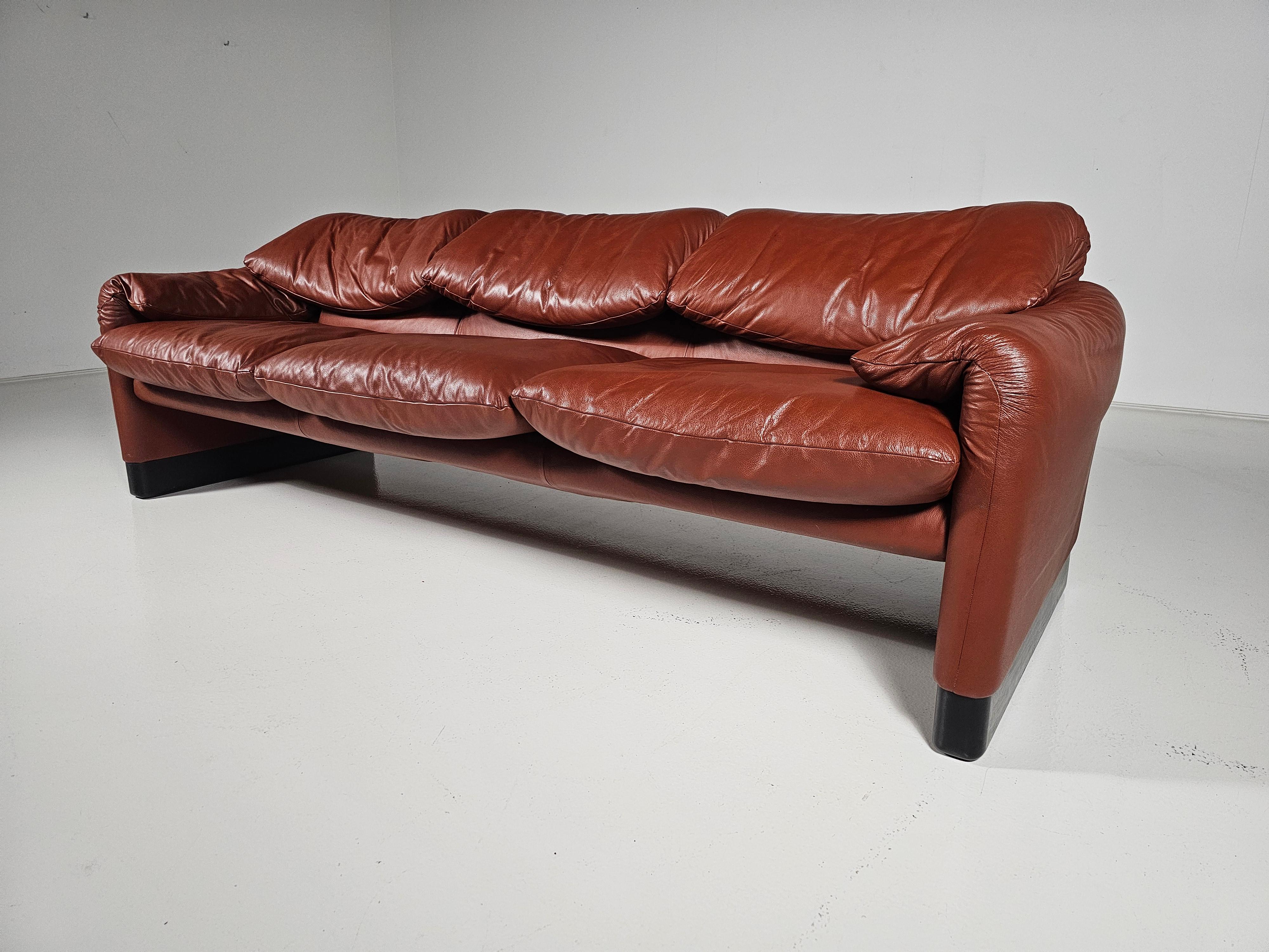 Maralunga 3-seater in original leather by Vico Magistretti for Cassina, 1970s 5