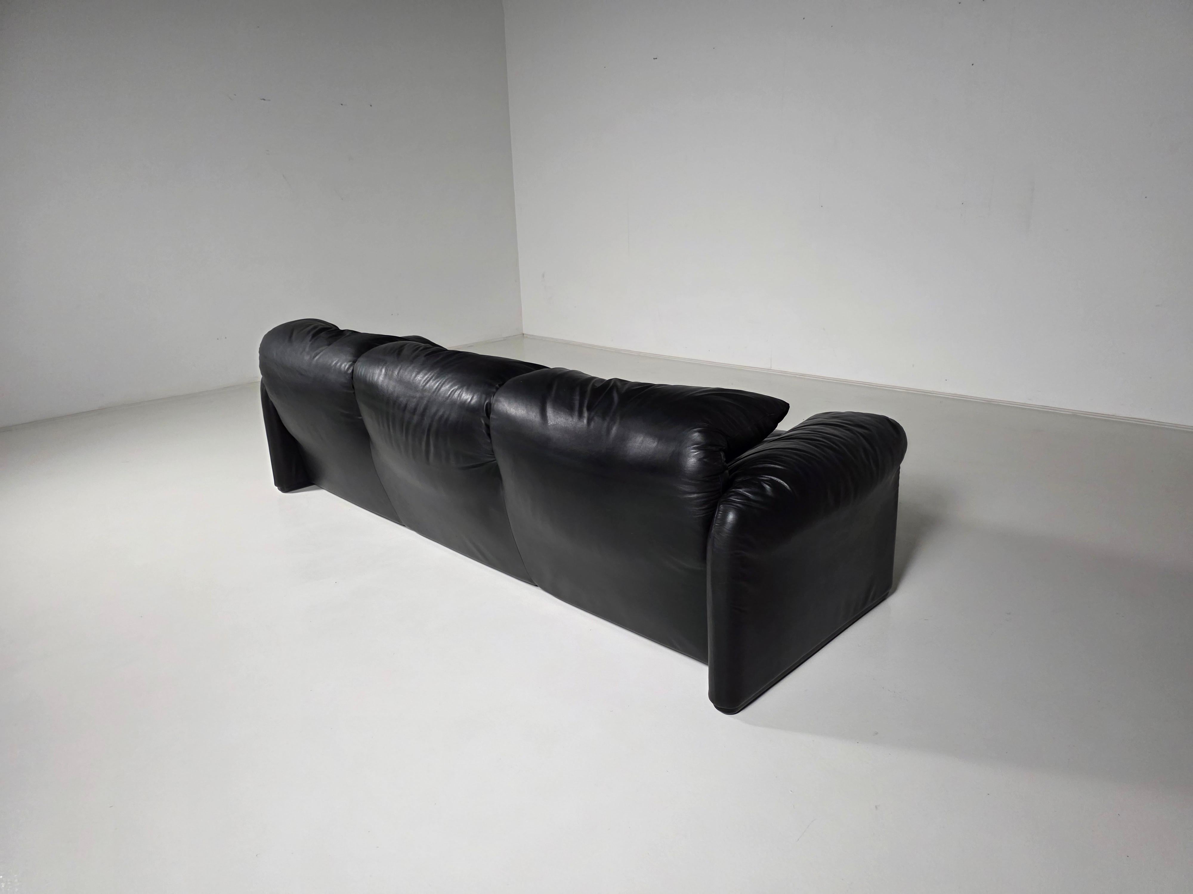Maralunga 3-seater in original leather by Vico Magistretti for Cassina, 1970s For Sale 7
